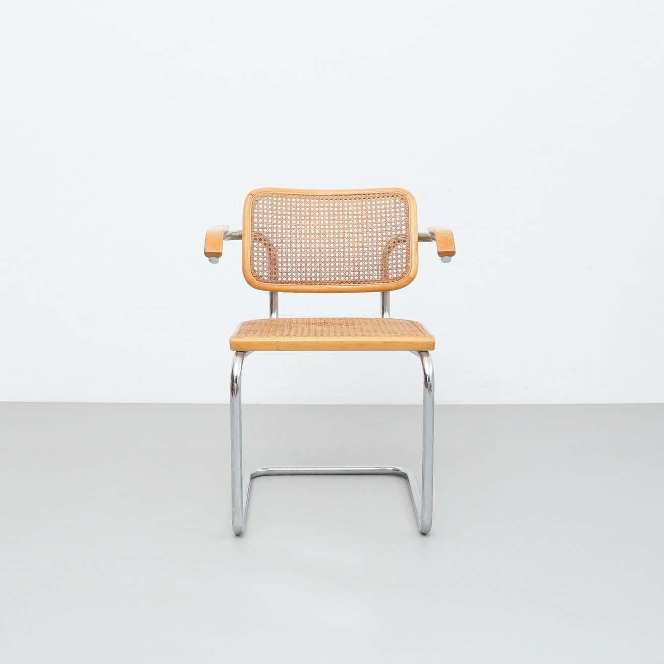 Stuhl, entworfen von Marcel Breuer, hergestellt von Gavina, Italien.

Originaler Zustand mit geringen alters- und gebrauchsbedingten Abnutzungserscheinungen, der eine schöne Patina aufweist.
Der Sitz hat eine kleine Bruchstelle am