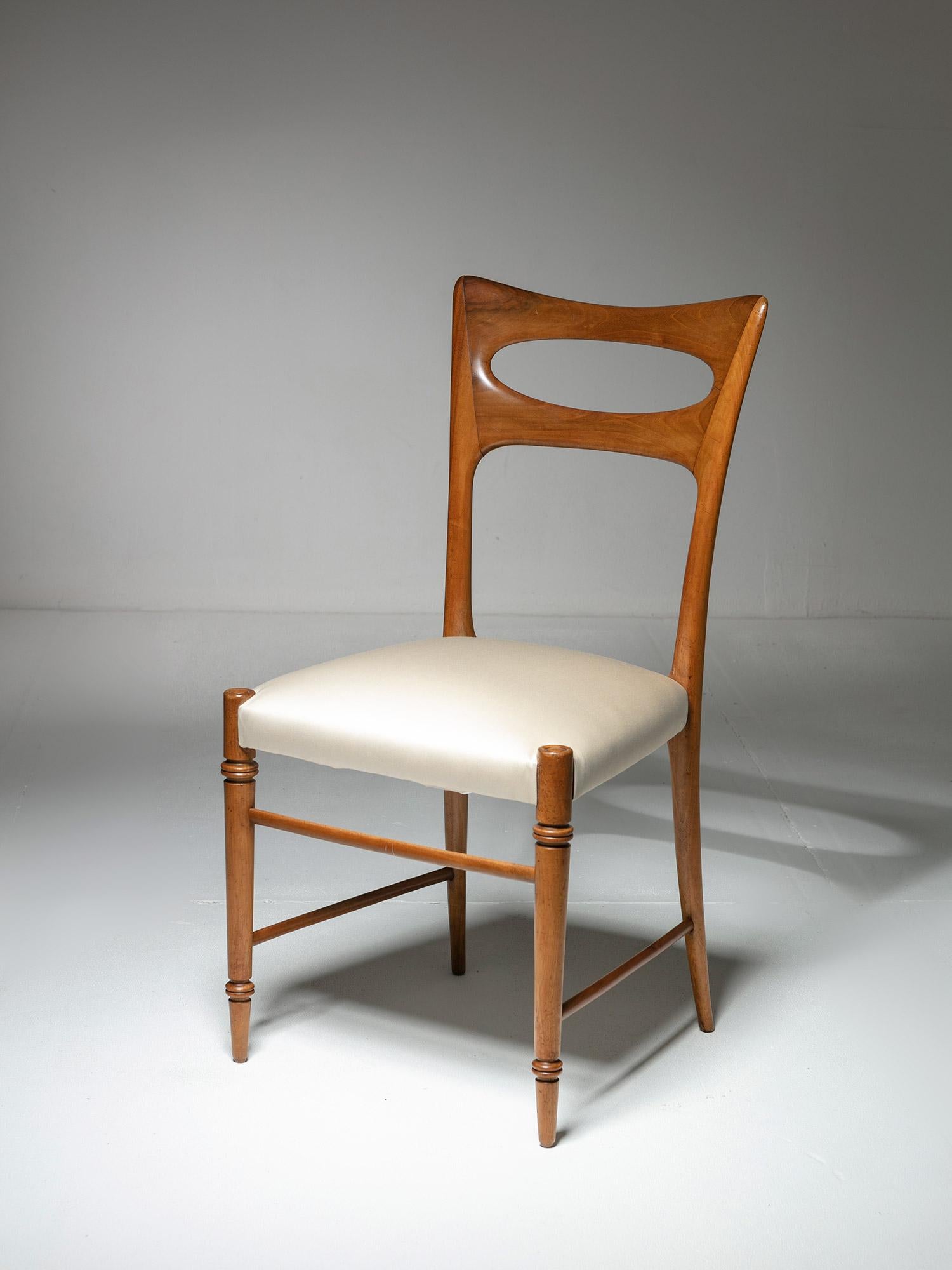 Rare chaise de Paolo Buffa.
Structure en bois de cerisier et siège nouvellement rembourré.
