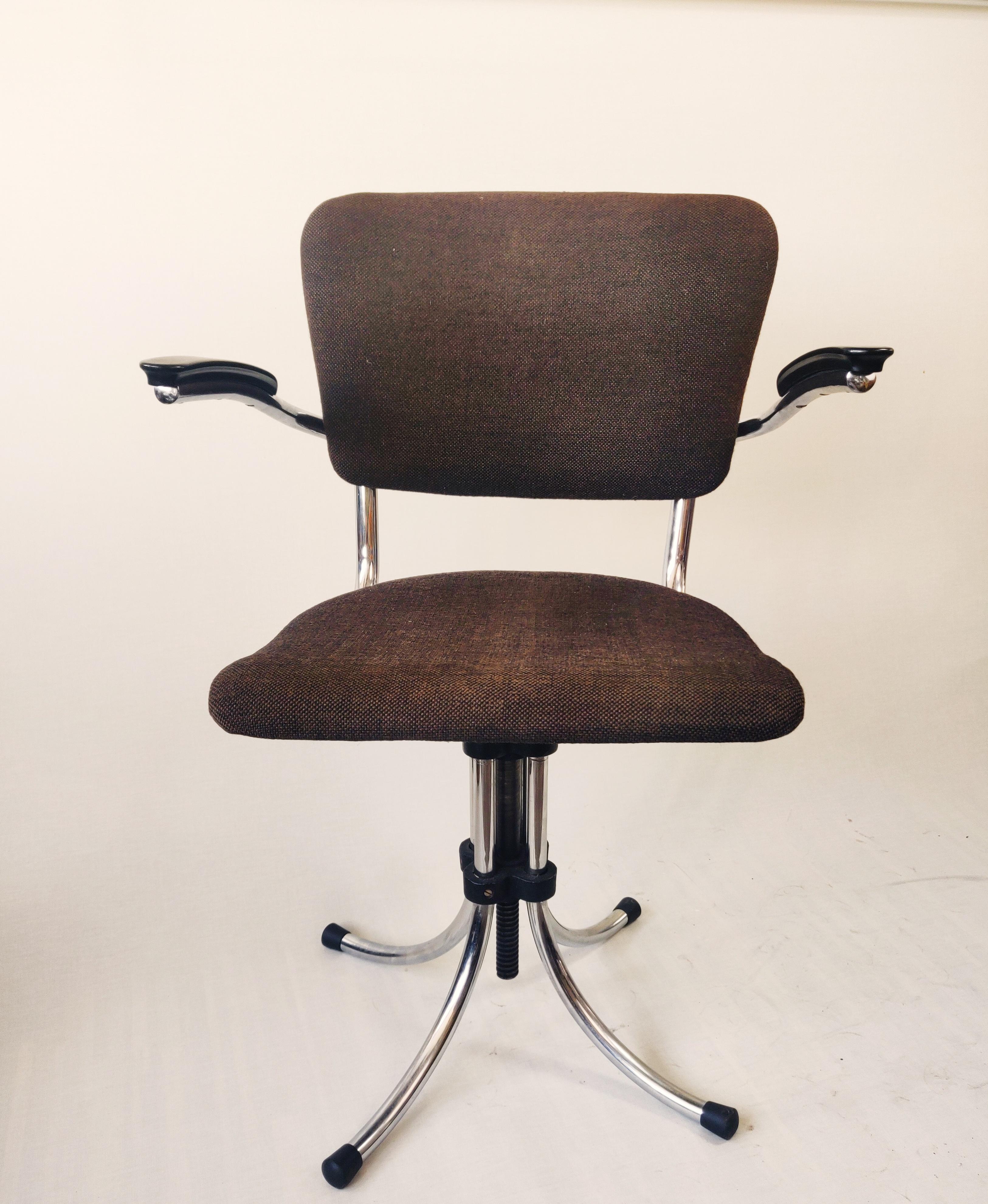 Rare office chair by Fana Metaal Rotterdam, designed by Paul Schuitema in the 1960s. The chair has a tubular frame base, bakelite armrests and brown fabric back and seat. . Patina on the tube frame. The chair is height adjustable and swivels. 
