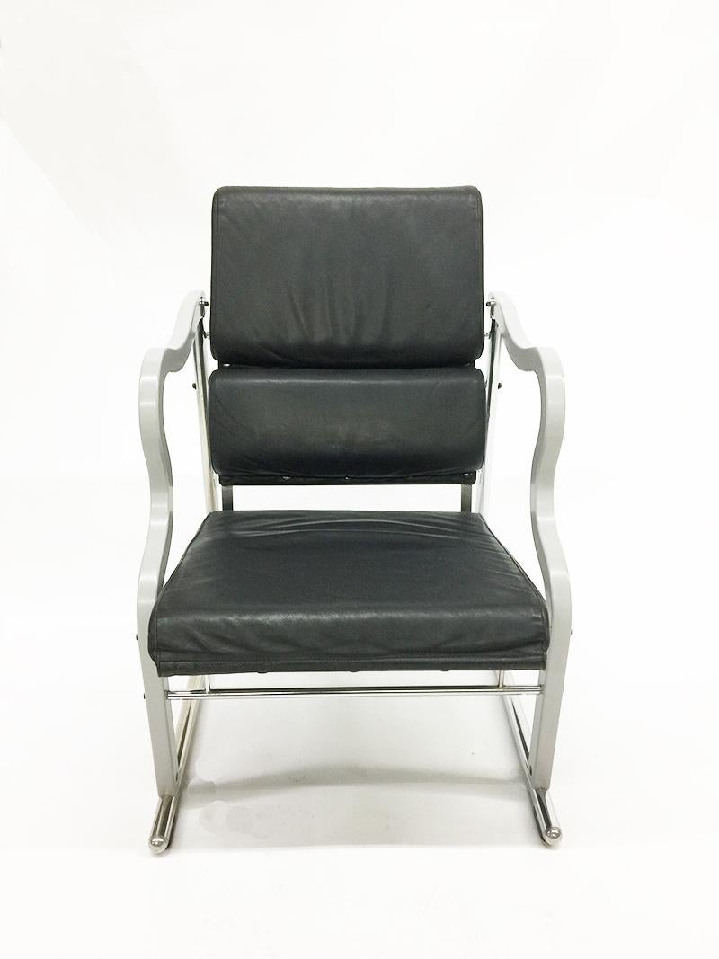 Stuhl von Yrjö Kukkapuro (1933 -), Serie Experiment

Stuhl von Yrjö Kukkapuro aus der Experiment-Serie für Avarte, Finnland 1982. 
Verchromtes Rohrgestell mit Sitzen aus schwarz lackiertem Sperrholz und schwarzer Lederpolsterung, die Armlehnen sind