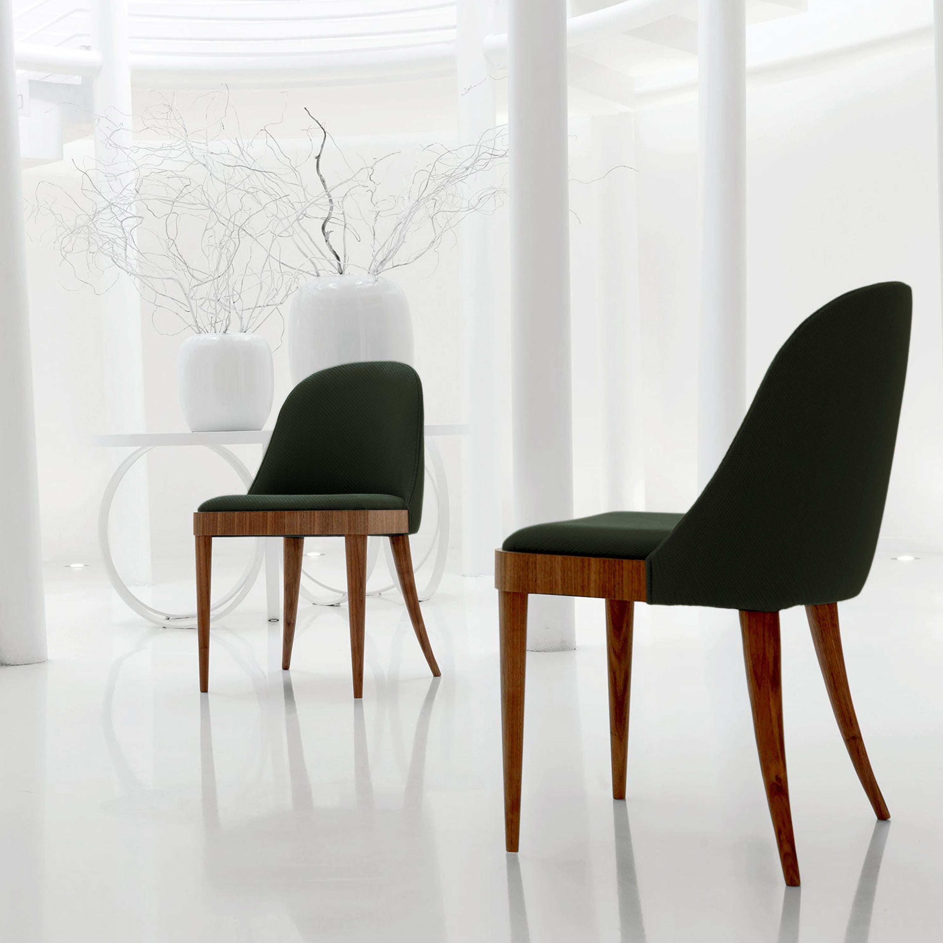Kordiale-Stuhl aus Massivholz, Nussbaum in handgefertigter Naturausführung, zeitgenössisch (Italienisch) im Angebot