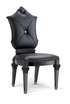 Sedia in legno massiccio intagliato con finitura laccata nera Piedi Dakened Tappi neri Pelle