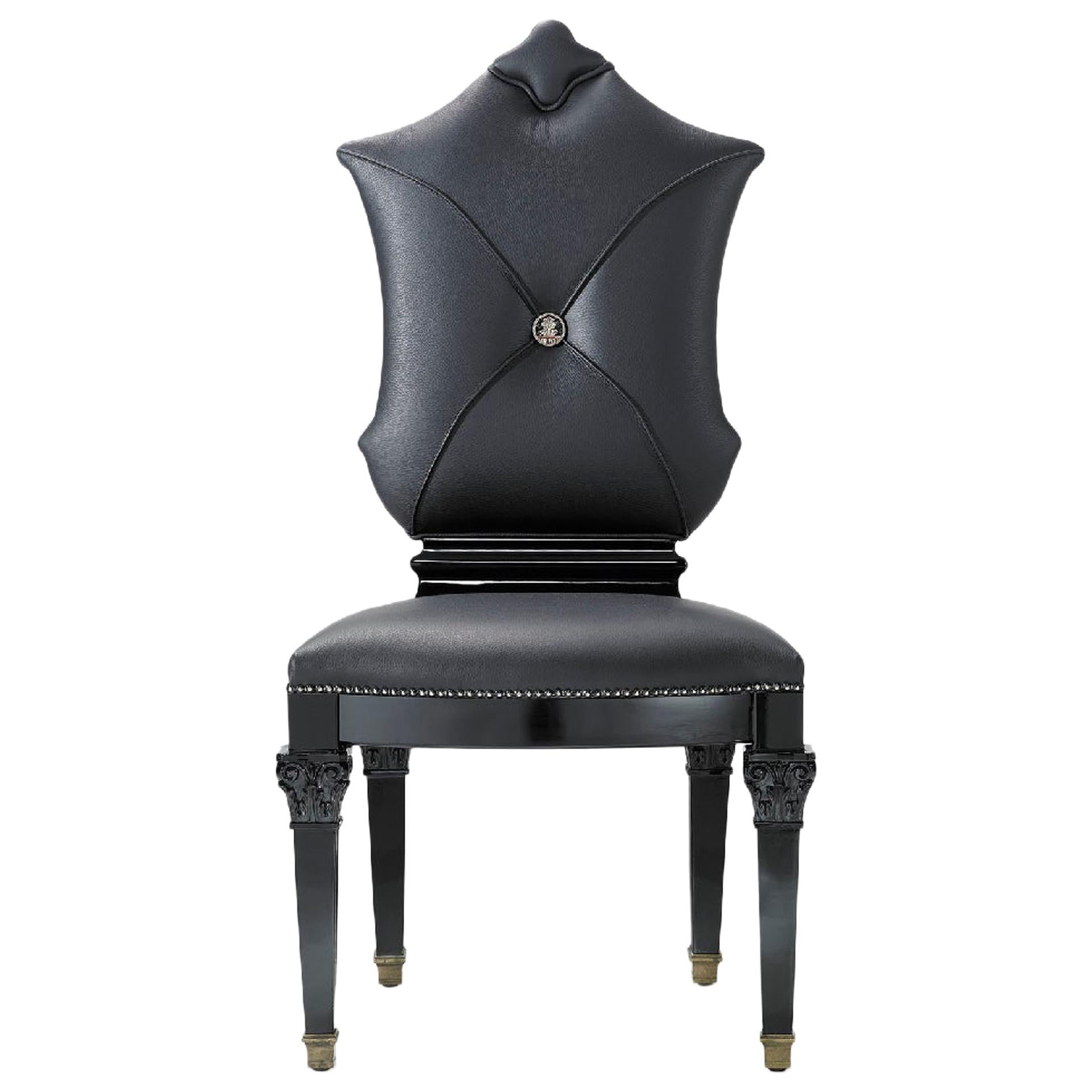 Chaise en bois massif sculpté Finition laquée noire Pieds dakénés Capuchons en cuir noir