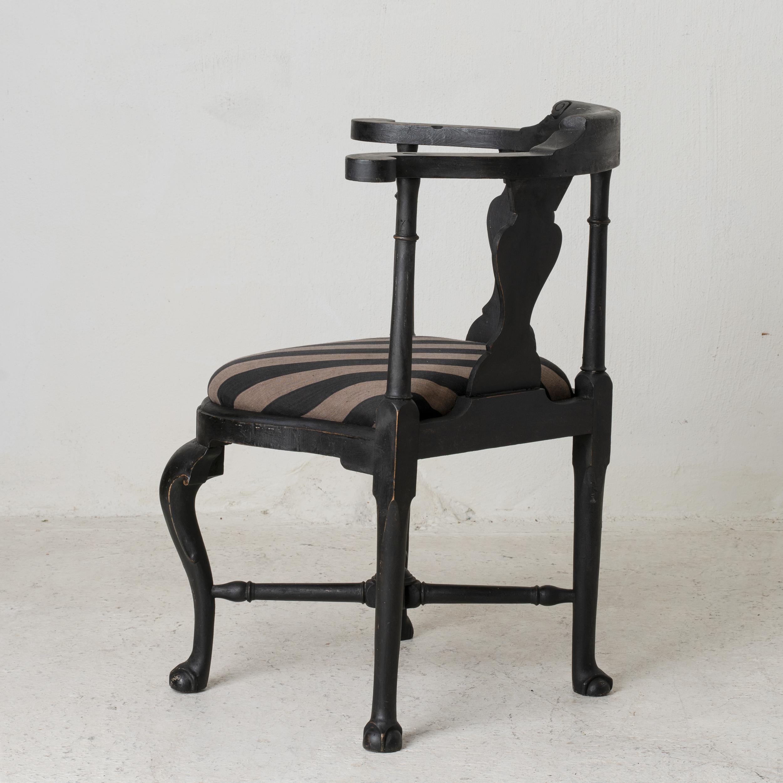 Una sedia ad angolo realizzata in Svezia nel periodo 1650-1750. Realizzato in legno e dipinto in Wood Wood. Gambe cabriolet e schienale a balaustro.