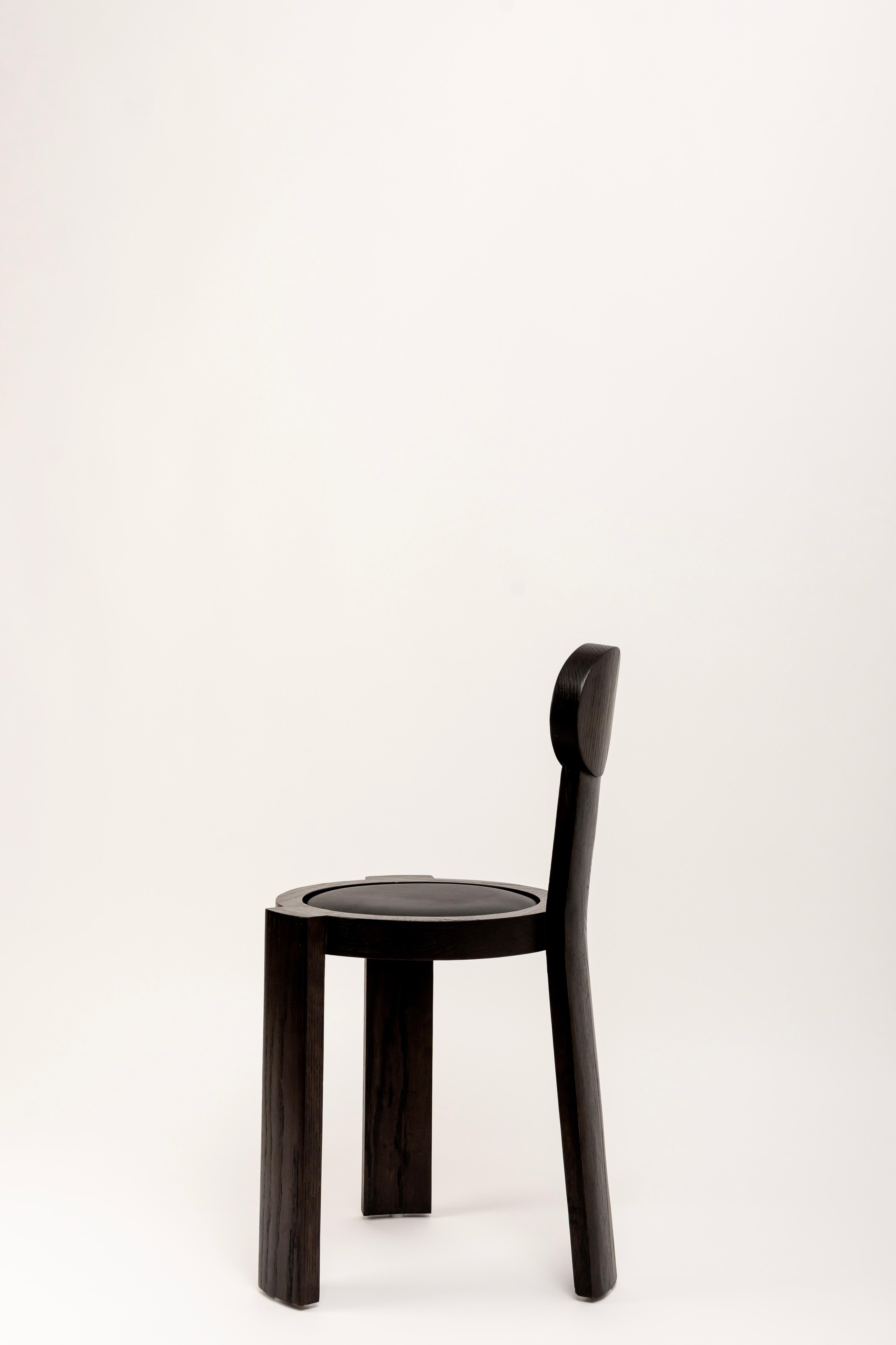 La Sedia D è un pezzo di legno lavorato a mano che incarna un perfetto equilibrio tra tradizione e design contemporaneo. La sua struttura in legno massiccio, meticolosamente realizzata da abili artigiani, mette in mostra la bellezza naturale e il