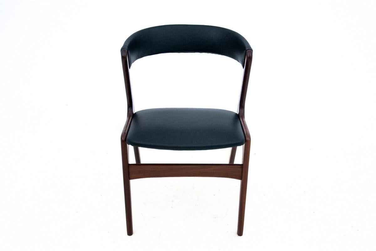 A Danish chair from the 1960s. Furniture in very good condition, after professional renovation, the seat and backrest are upholstered with new natural leather.

Dimensions: height 75 cm / height of the seat 45 cm / width 50 cm / depth 50 cm.