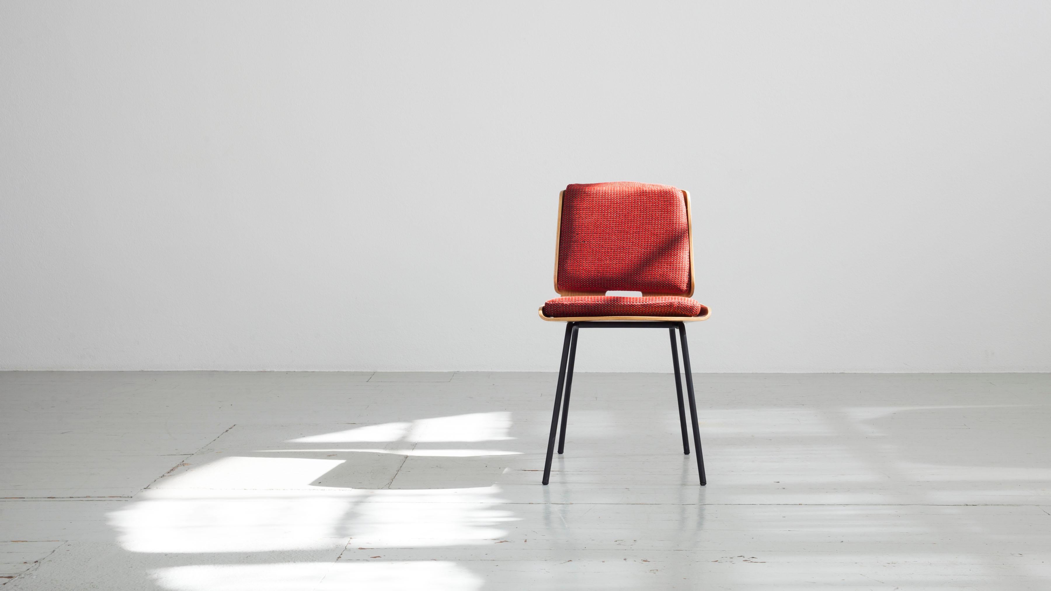 Von Giancarlo De Carlo entworfen und 1954 von Arflex hergestellter Stuhl. Dieser Stuhl ist ein Originalauftrag für die Einrichtung der Motoryacht 