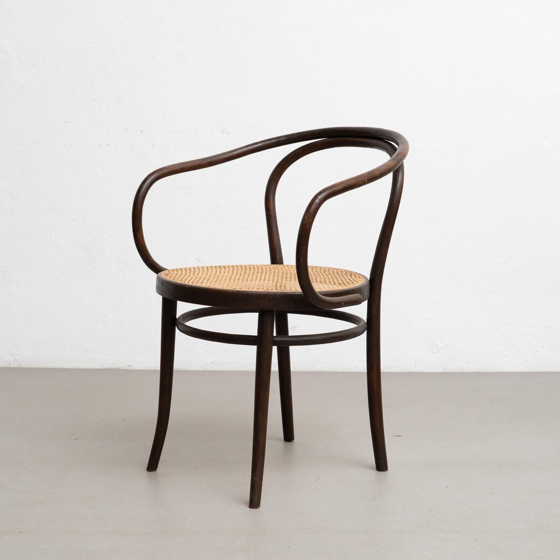 Fauteuil vintage en bois courbé par Ligna - Design/One, Circa 1940 - Une pièce classique inspirée de Thonet

Rehaussez votre espace avec ce superbe fauteuil en bois courbé conçu par Ligna dans le style emblématique de Thonet, vers 1940. Fabriquée en