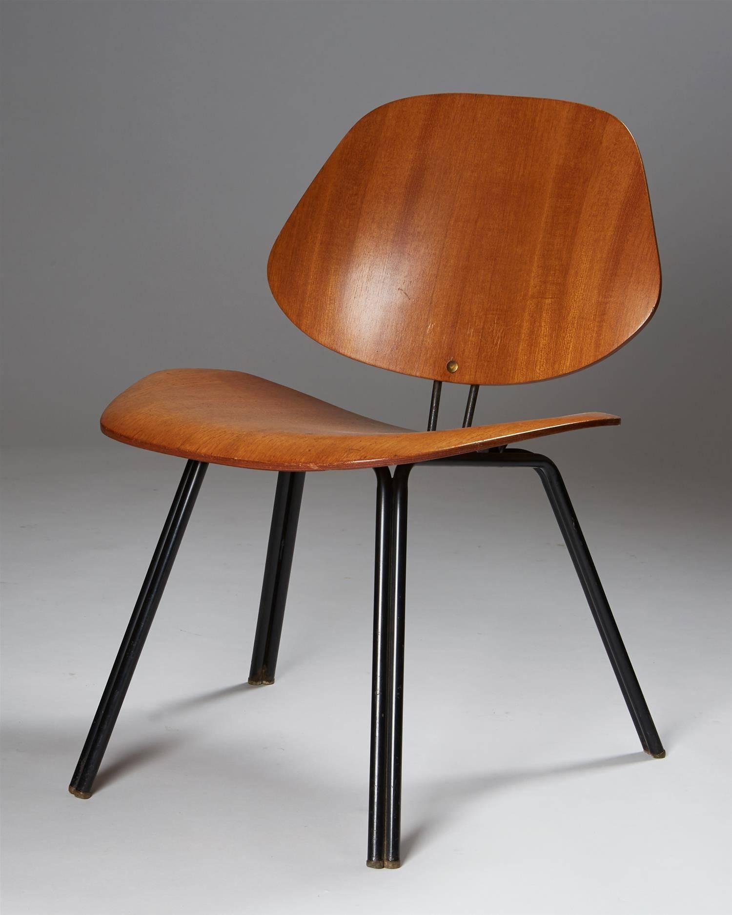 Stuhl, entworfen von Osvaldo Borsani für Techno, 
Italien, 1950er Jahre.

Sperrholz und lackierter Stahl.
 