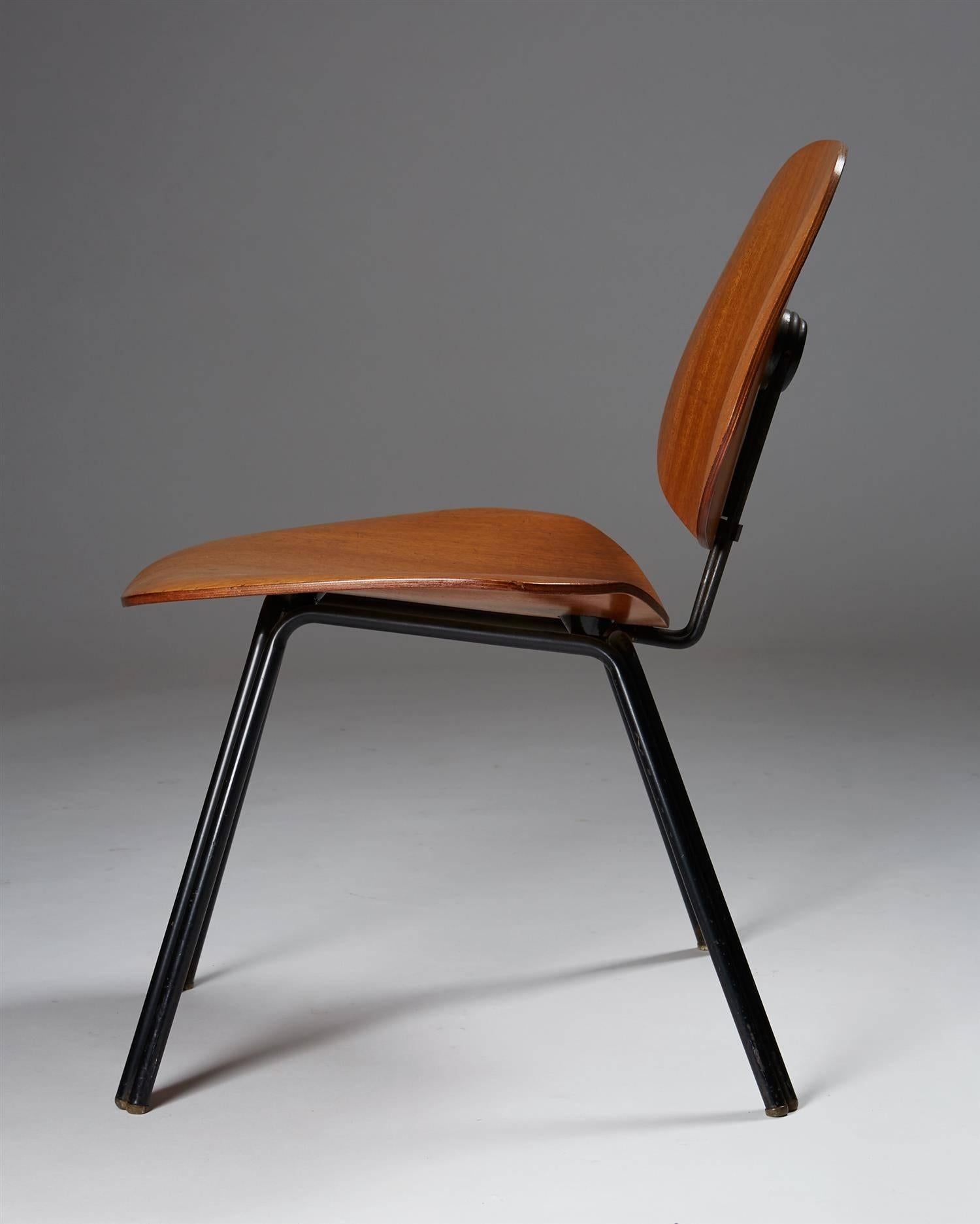 Scandinavian Modern Chair Designed by Osvaldo Borsani for Techno, Italy, 1950s For Sale