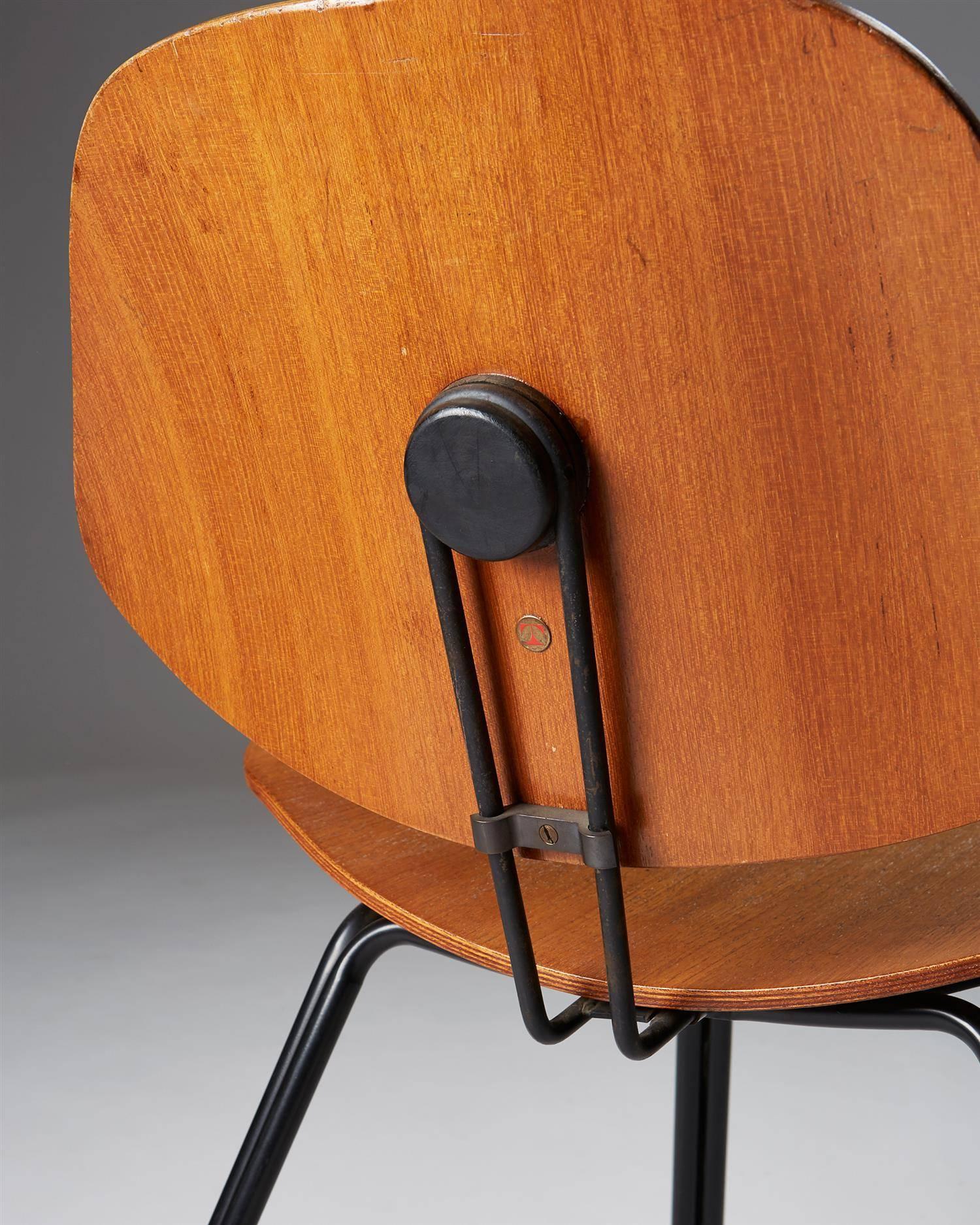 Stuhl Entworfen von Osvaldo Borsani für Techno:: Italien:: 1950er Jahre im Zustand „Gut“ im Angebot in Stockholm, SE