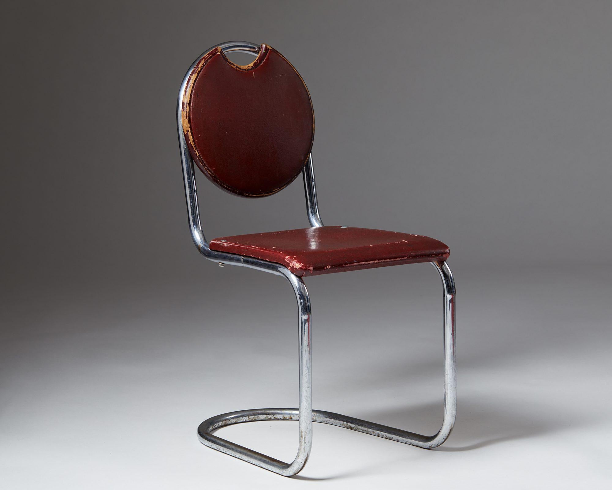 Steel and leather upholstery.

Measures: H: 82.5 cm/ 2' 8 1/2