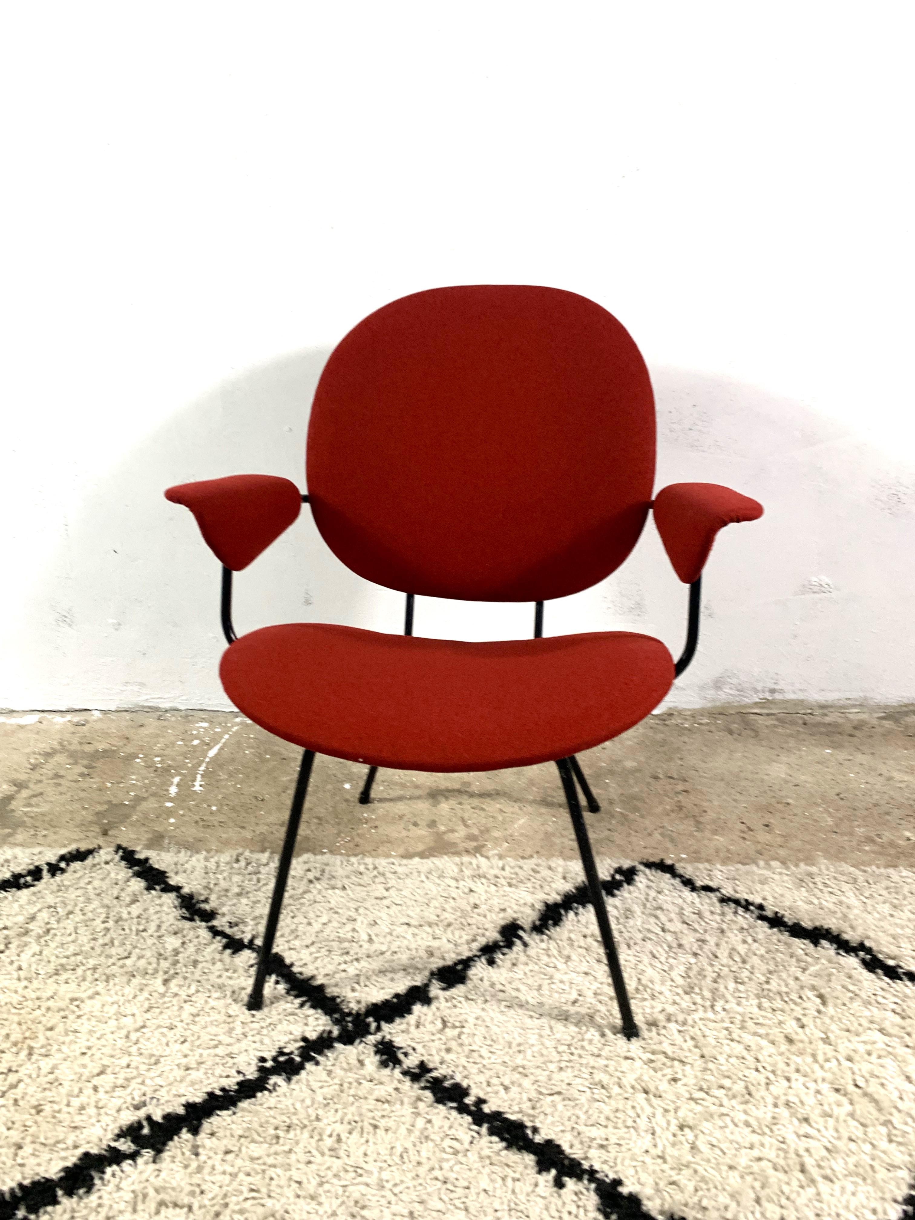 Wunderschöner Sessel, entworfen von Willem Hendrik Gispen für das Label Kembo. Modelle  302, eine Version mit Armlehnen. Die Sitze haben eine neue Füllung und eine neue Polsterung aus spanischem Stoff, einem Gemisch aus Wolle und Polyester, das die