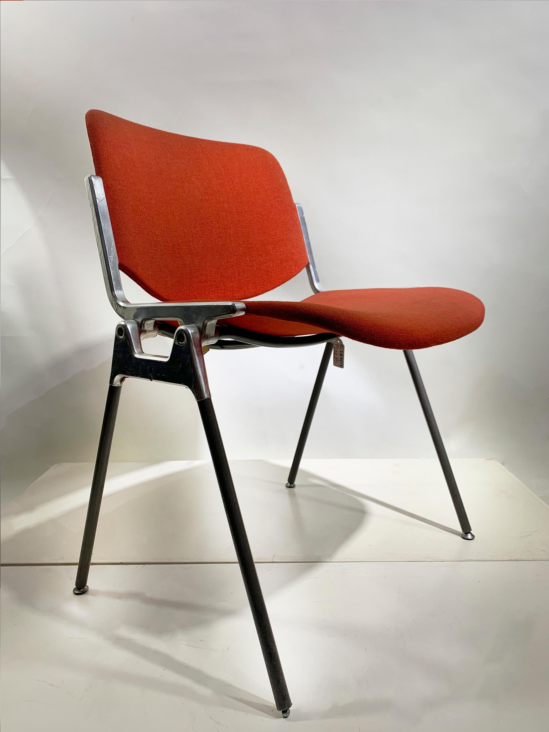 Le DSC 106 est l'un des fauteuils les plus célèbres de la marque Castelli. Conçu par Giancarlo Piretti, il reste un objet au design innovant et fascinant.

L'élégante imbrication des lignes qui définissent les formes du dsc 106 a été admirée par des