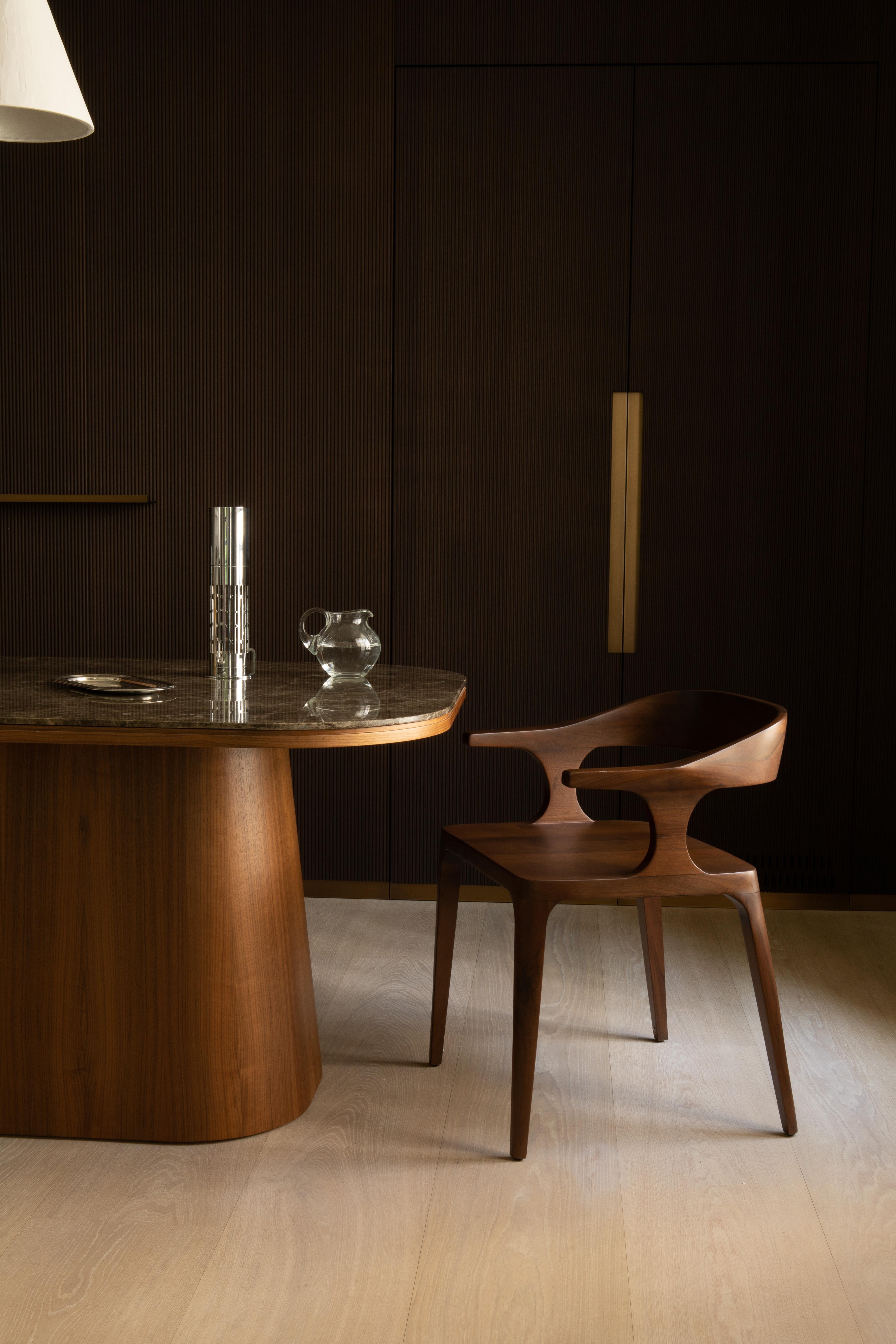 Stuhl:: EILEEN:: von Reda Amalou Design:: 2019:: Amerikanischer Nussbaum im Zustand „Neu“ im Angebot in Paris, FR