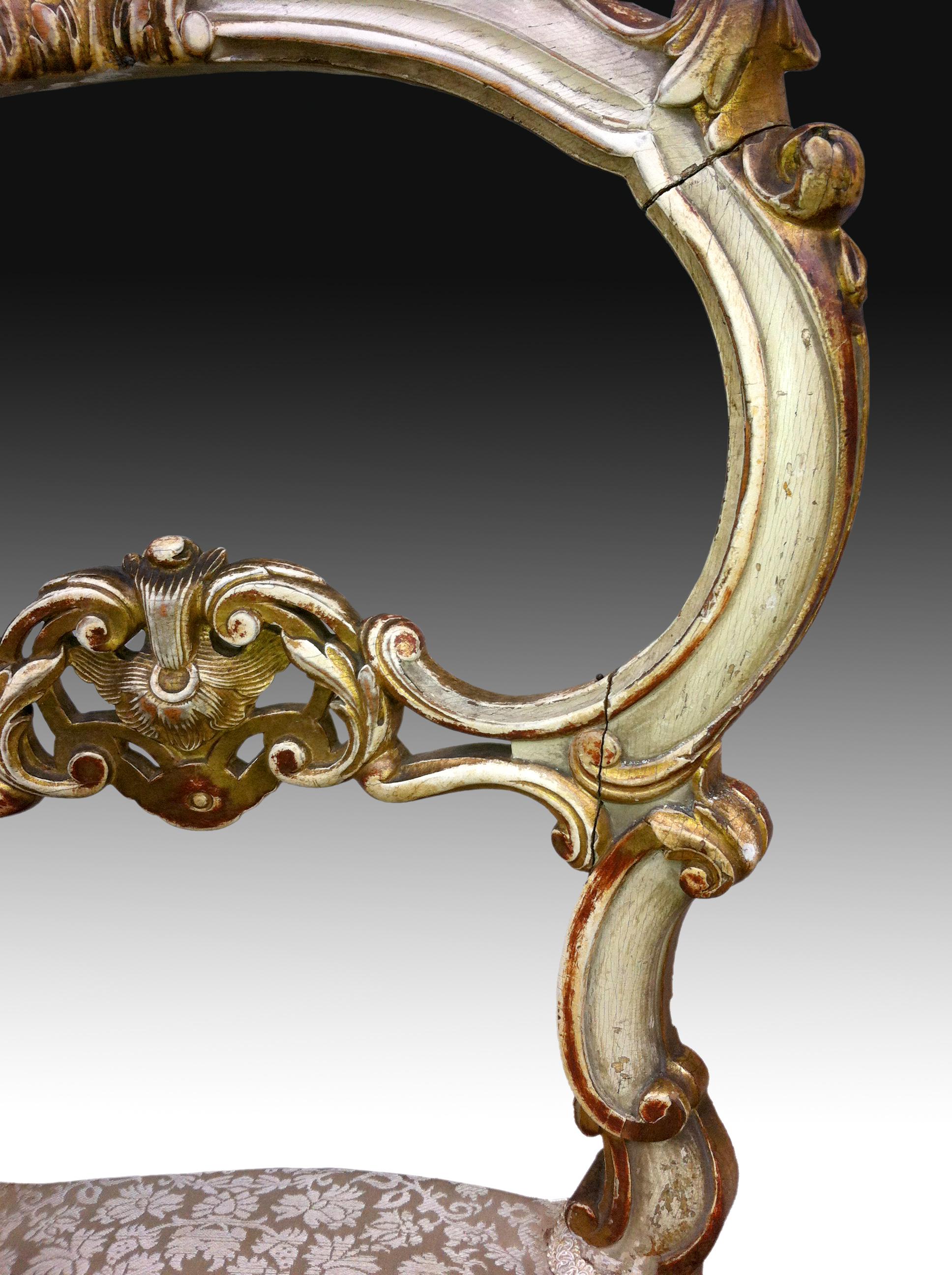 Chaise en bois sculpté et polychrome, avec pieds cabriolets et dossier ajouré, décorée d'une composition symétrique d'influence rococo dans certains détails et néoclassique dans d'autres. Le style élisabéthain s'est développé en Espagne sous le