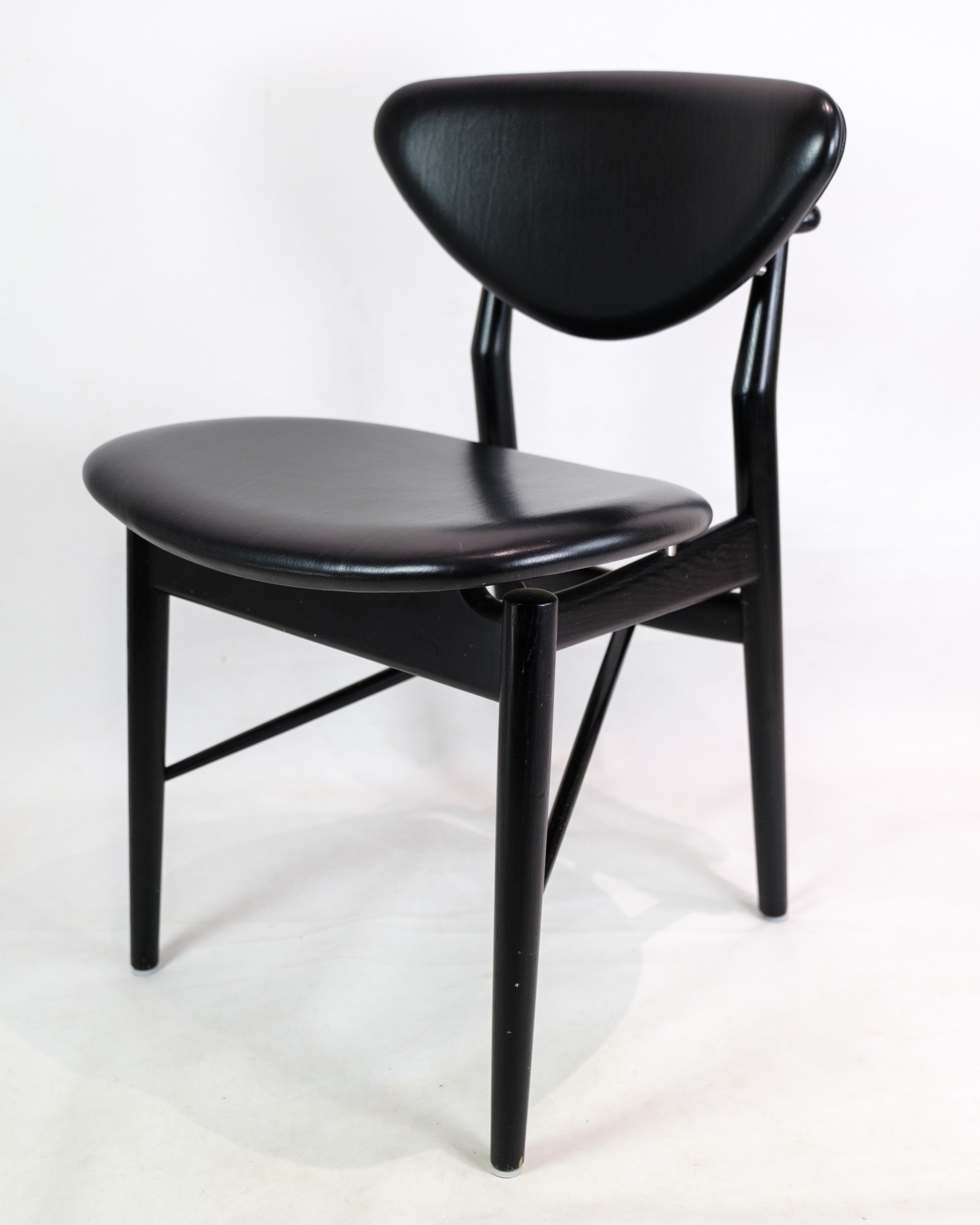 Chaise modèle 108, conçue par Finn Juhls en chêne peint en noir avec un cuir élégant noir de la plus haute qualité produit par la Maison Finn Juhl. La philosophie de Finn Juhls, qui consiste à séparer le porteur du porté et à créer des espaces et