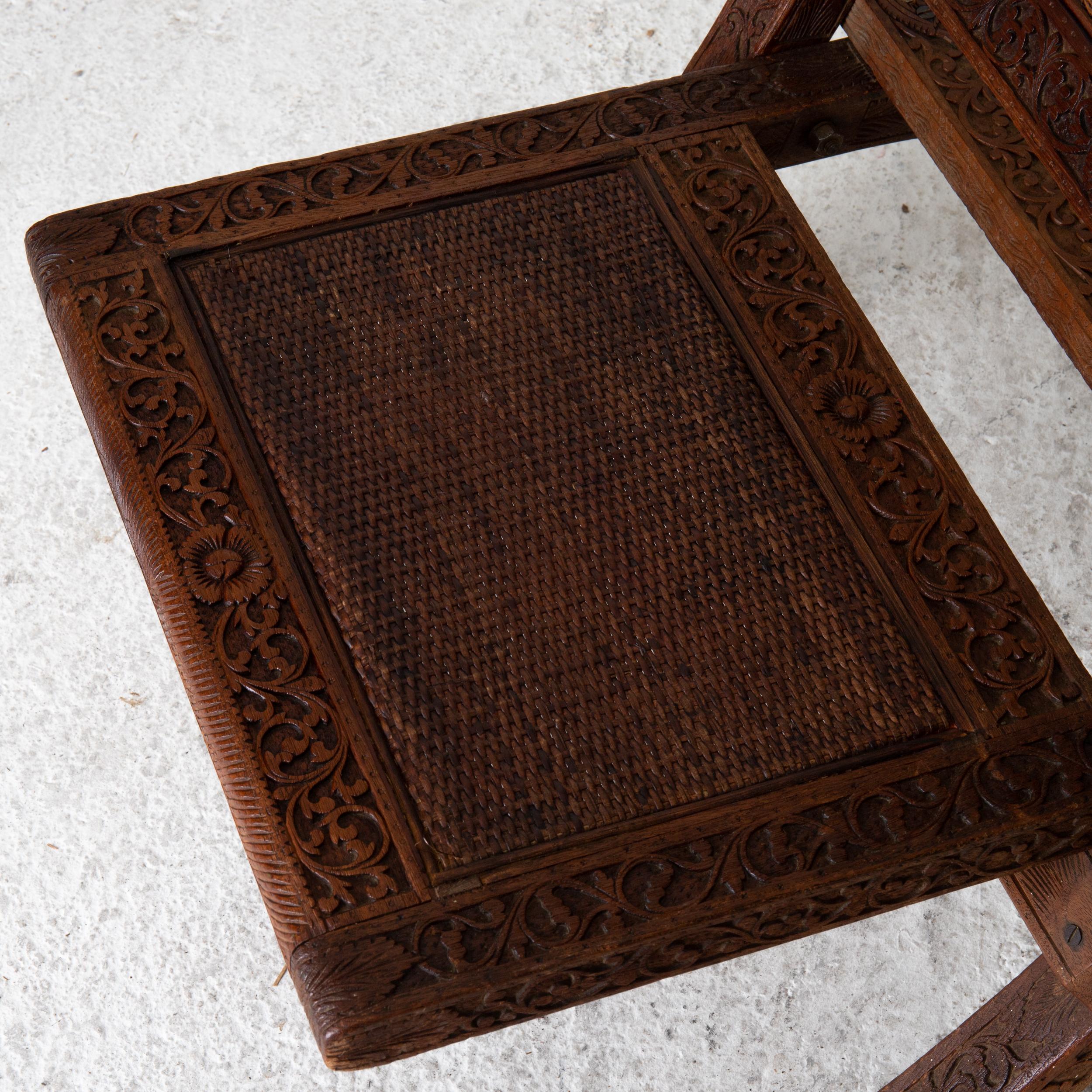 Chaise pliable marron indienne sculptée, 20ème siècle, Inde en vente 2