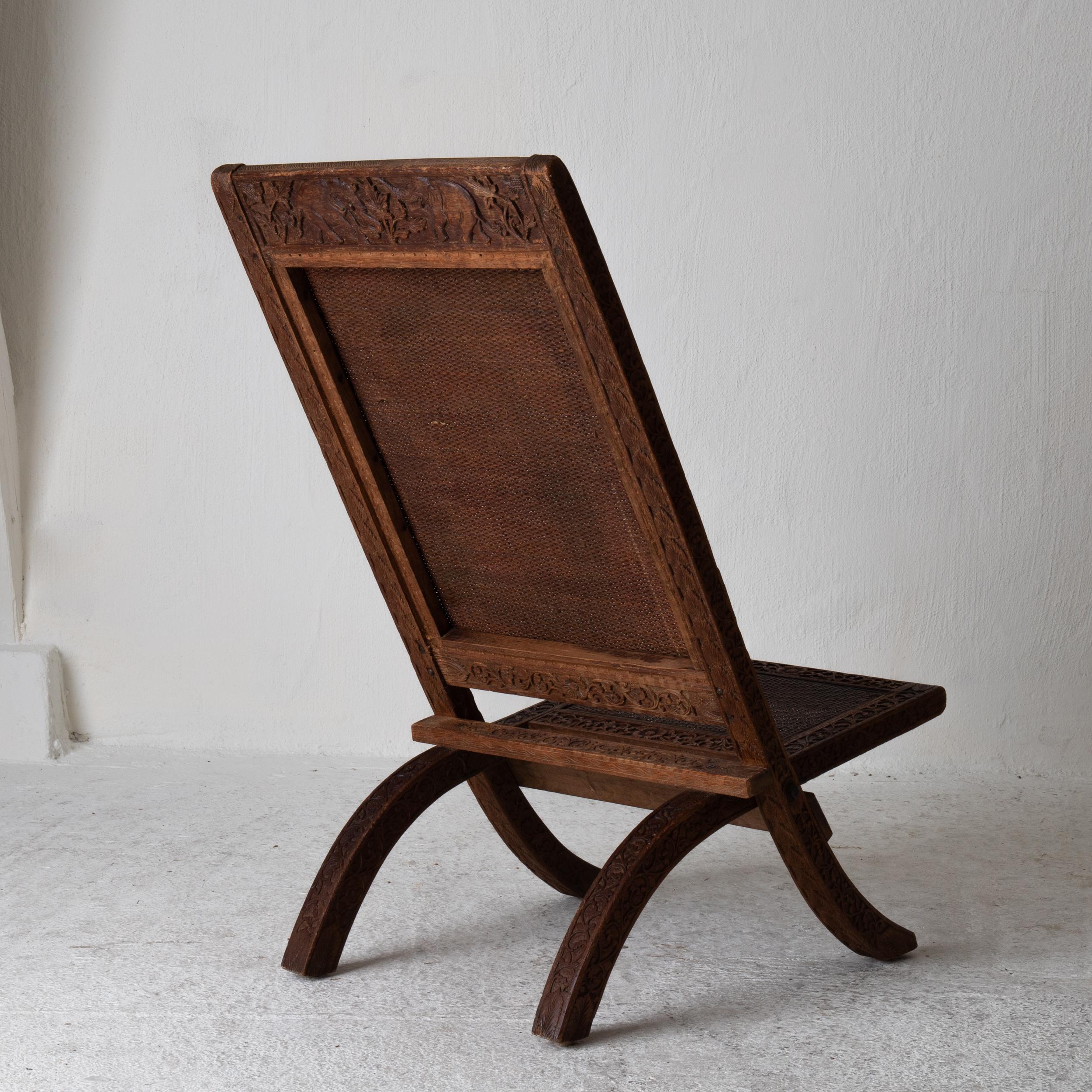 Chaise pliable marron indienne sculptée, 20ème siècle, Inde en vente 3