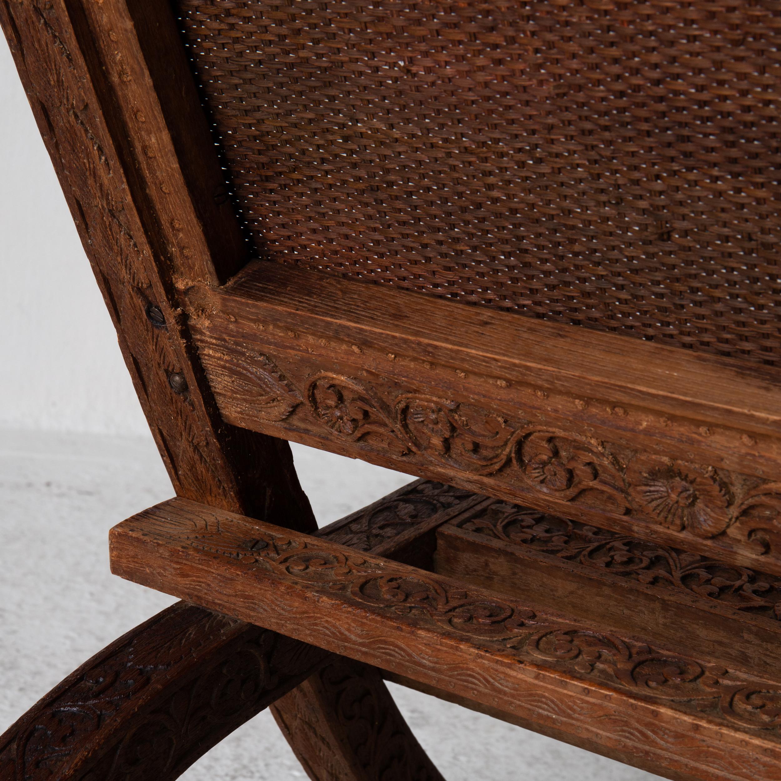 Chaise pliable marron indienne sculptée, 20ème siècle, Inde en vente 4