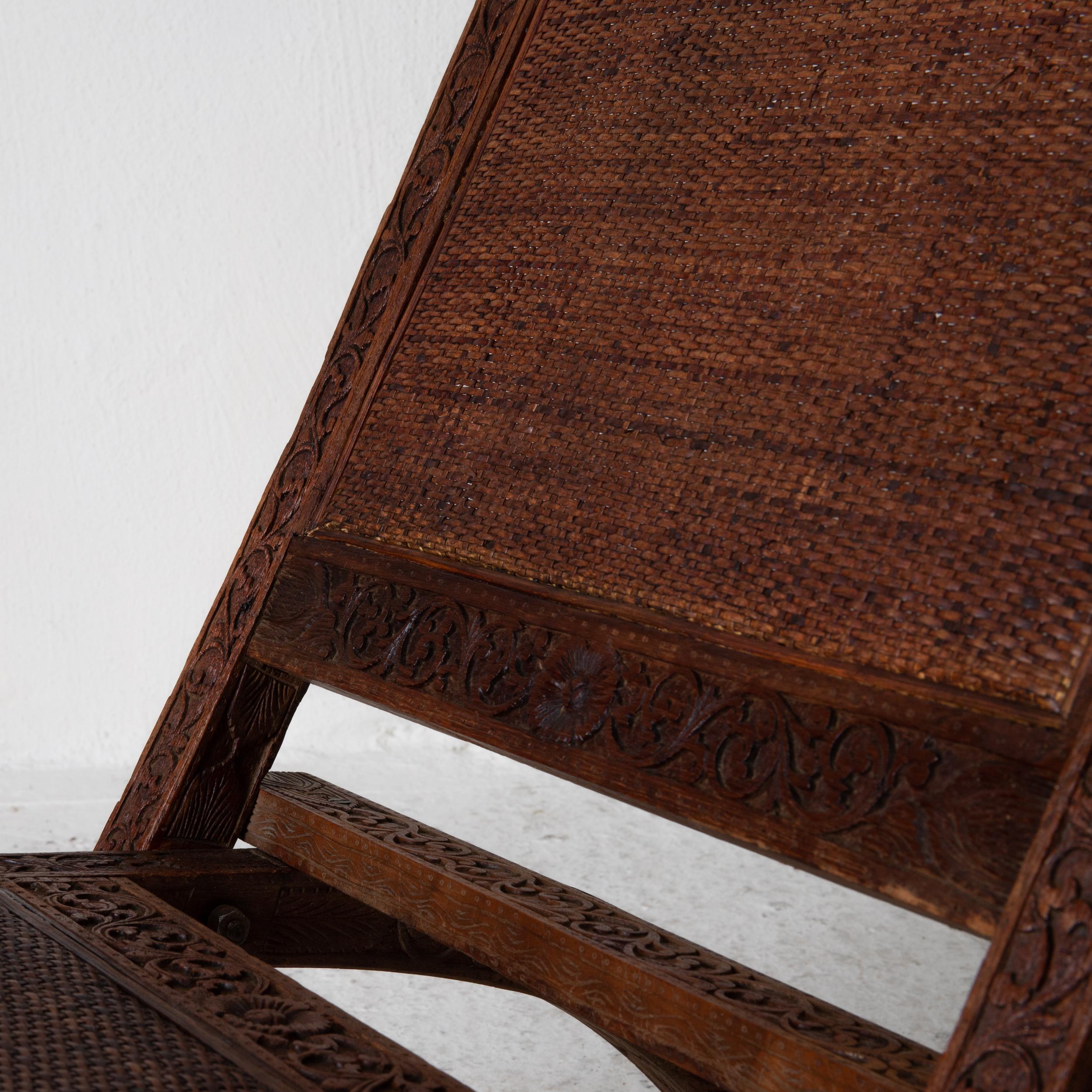 Stuhl, klappbar, braun, geschnitzt, Indien, 20. Jahrhundert, Indien (Handgeschnitzt) im Angebot