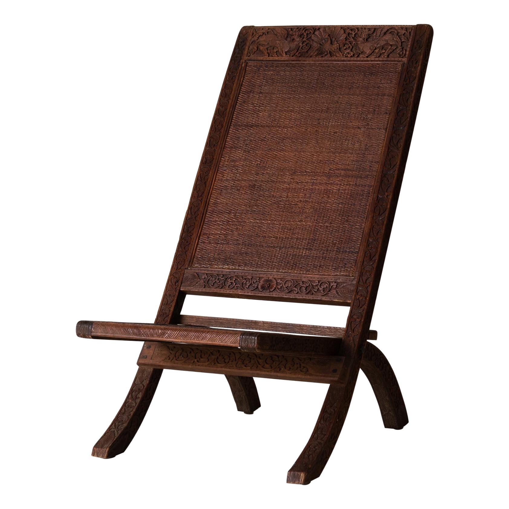 Chaise pliable marron indienne sculptée, 20ème siècle, Inde