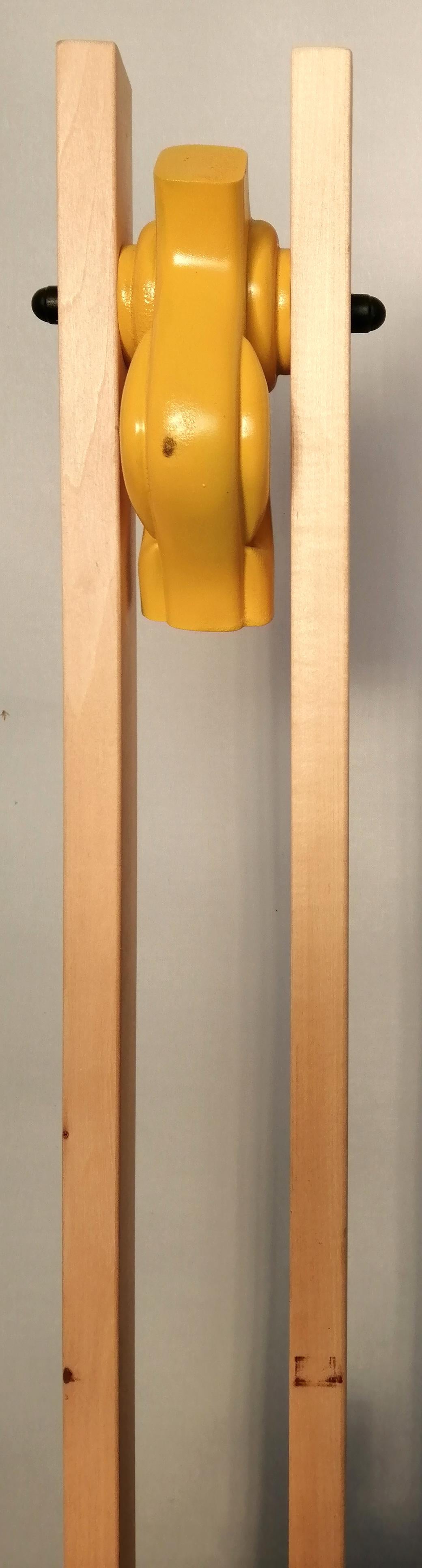 Konstruktionstechnik: Buchenholzstruktur mit gelbem Dekor
Farbe: Naturholz.
 
