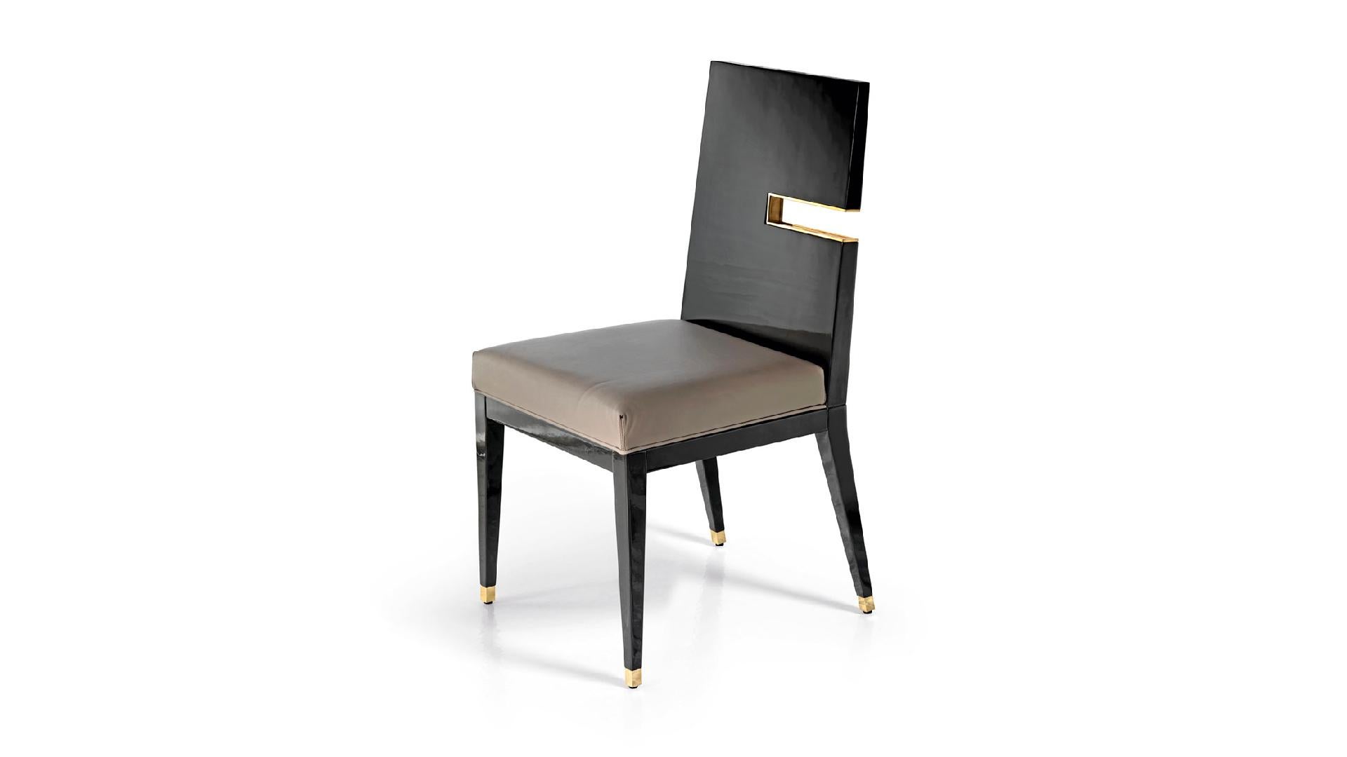 Moderne Cadre de la chaise en bois de construction massif Capuchons métalliques sur les pieds Insertion décorative dans le dossier en vente