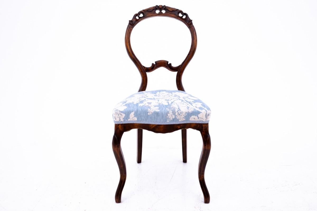 Chaise, France, vers 1910.

Très bon état, après rénovation professionnelle et remplacement de la sellerie.

Bois : Beeche

dimensions : hauteur 93 cm hauteur du siège 45 largeur 45 cm profondeur 48 cm