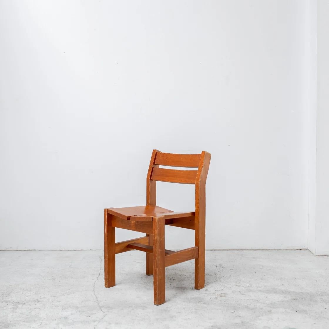 Sviluppata con il coinvolgimento di Charlotte Perriand e utilizzata nel resort di Les Arcs, questa sedia è stata prodotta dalla Maison Regain e incarna l'eleganza rustica del design alpino francese.
