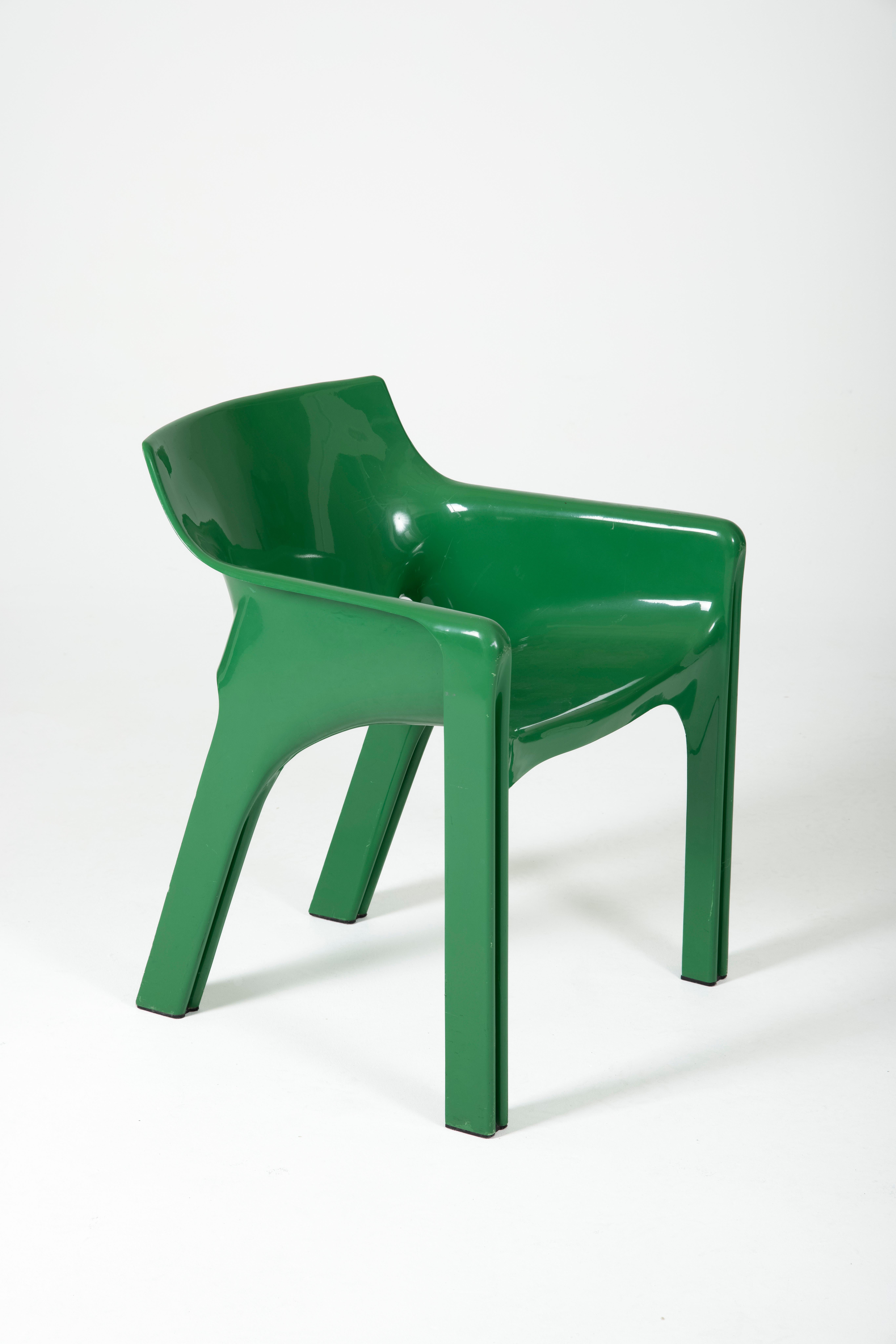 Chair model Gaudi designed by Vico Magistretti. Manufactured in the 1970s in Italy by Artemide. In molded plastic. Very good vintage condition. Stamp present.