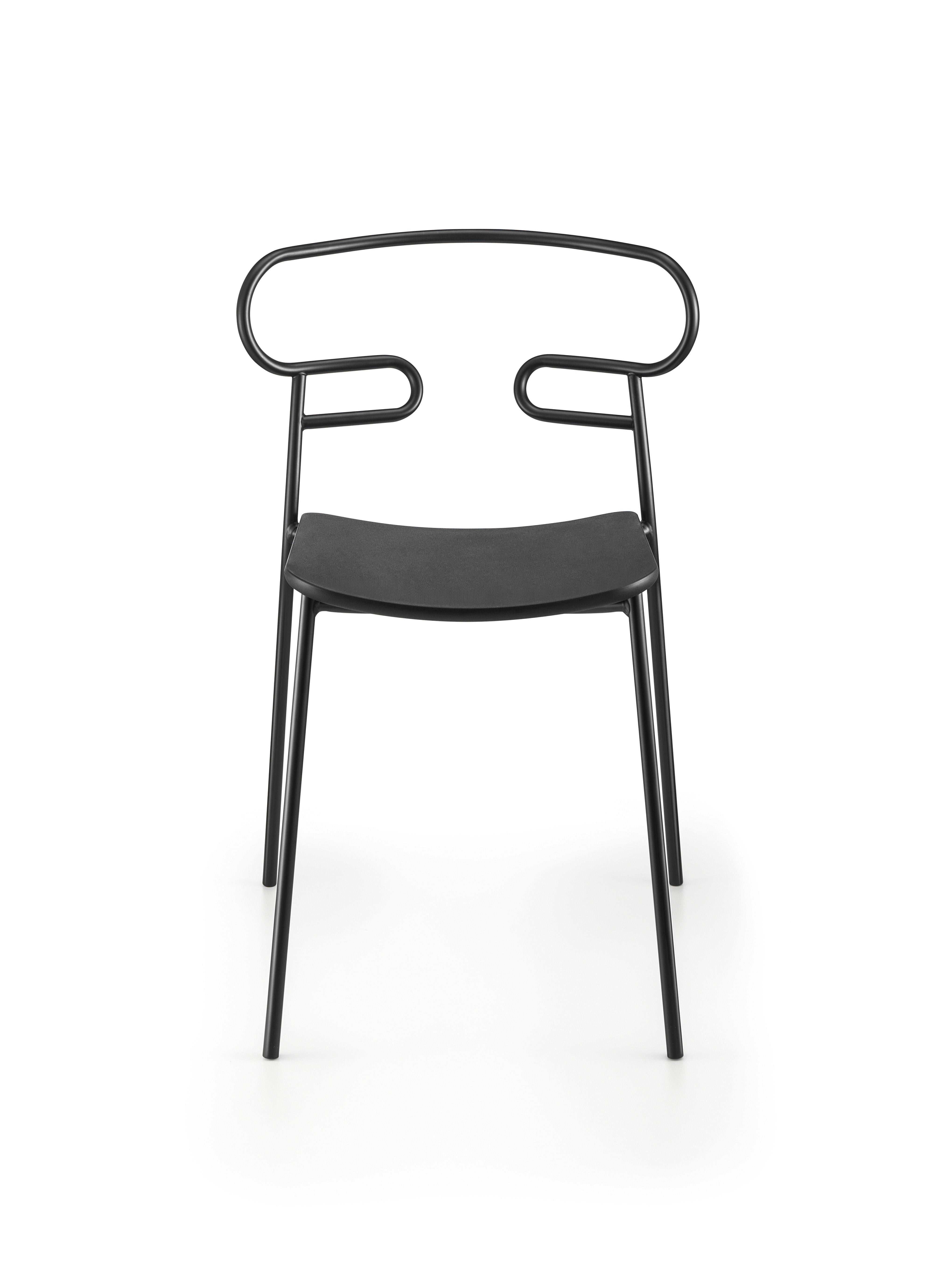 Die Stuhlkollektion Genoa des talentierten Jungdesigners Cesare Ehr, die einen Hocker und einen Stuhl mit Armlehnen umfasst, ist auch in einer Version für den Außenbereich erhältlich. Das Unterscheidungsmerkmal ist die einlinige Rückenlehne, die