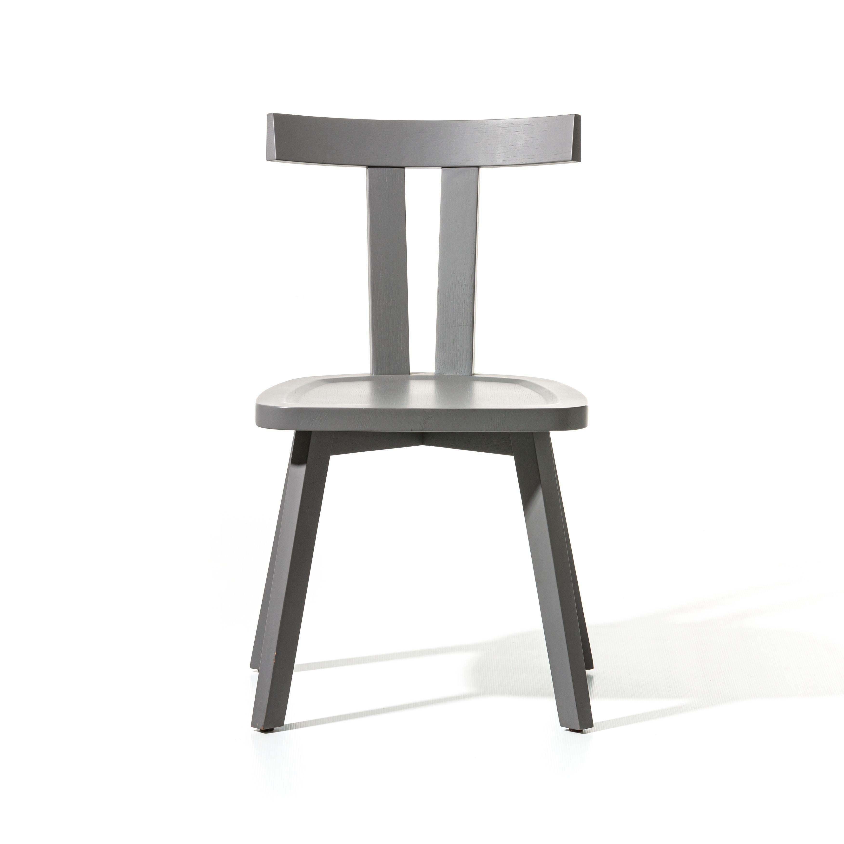 Marca: Gervasoni
Diseño: Paola Navone
Modelo: Gray 23 Chair

La Silla Gray 23 de Gervasoni se define por un particular y minimalista respaldo compuesto por tres grandes listones de madera -dos verticales y uno horizontal superior- que abrazan con