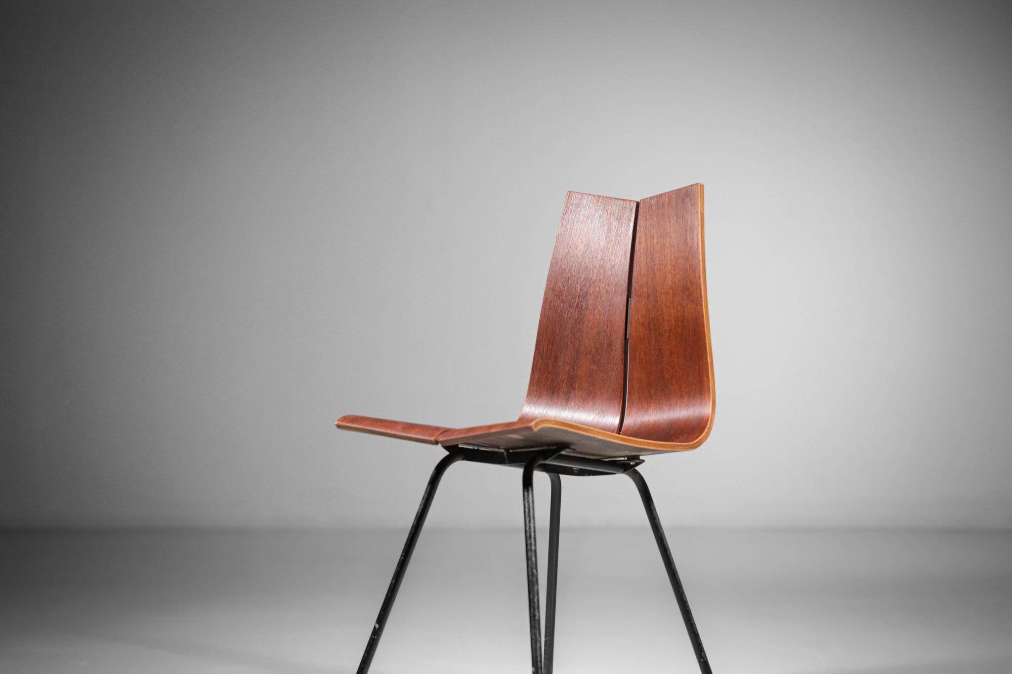 Chair of the famous GA model designed by the Swiss designer Hans Bellmann in the 50's for Horgen Glarus. Legs in black lacquered steel tubes and seats in thermoformed multi-ply. Very nice vintage condition (see pictures).