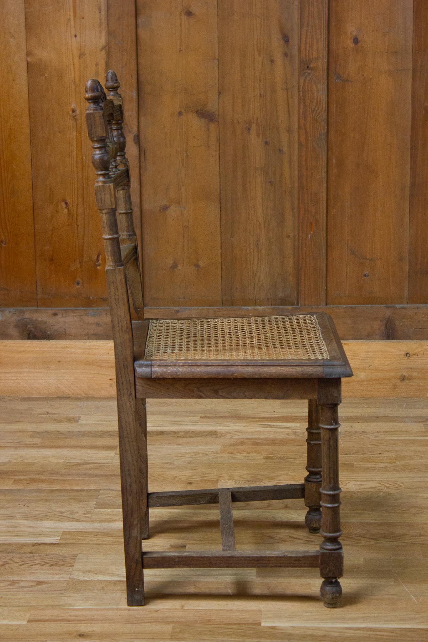 Belle chaise de style Henri II datant du 19ème siècle. Il est constitué d'une base droite reliée par une jambe de force. Son siège est en canne. Son dos est entièrement sculpté de motifs architecturaux, principalement des colonnes. 

France