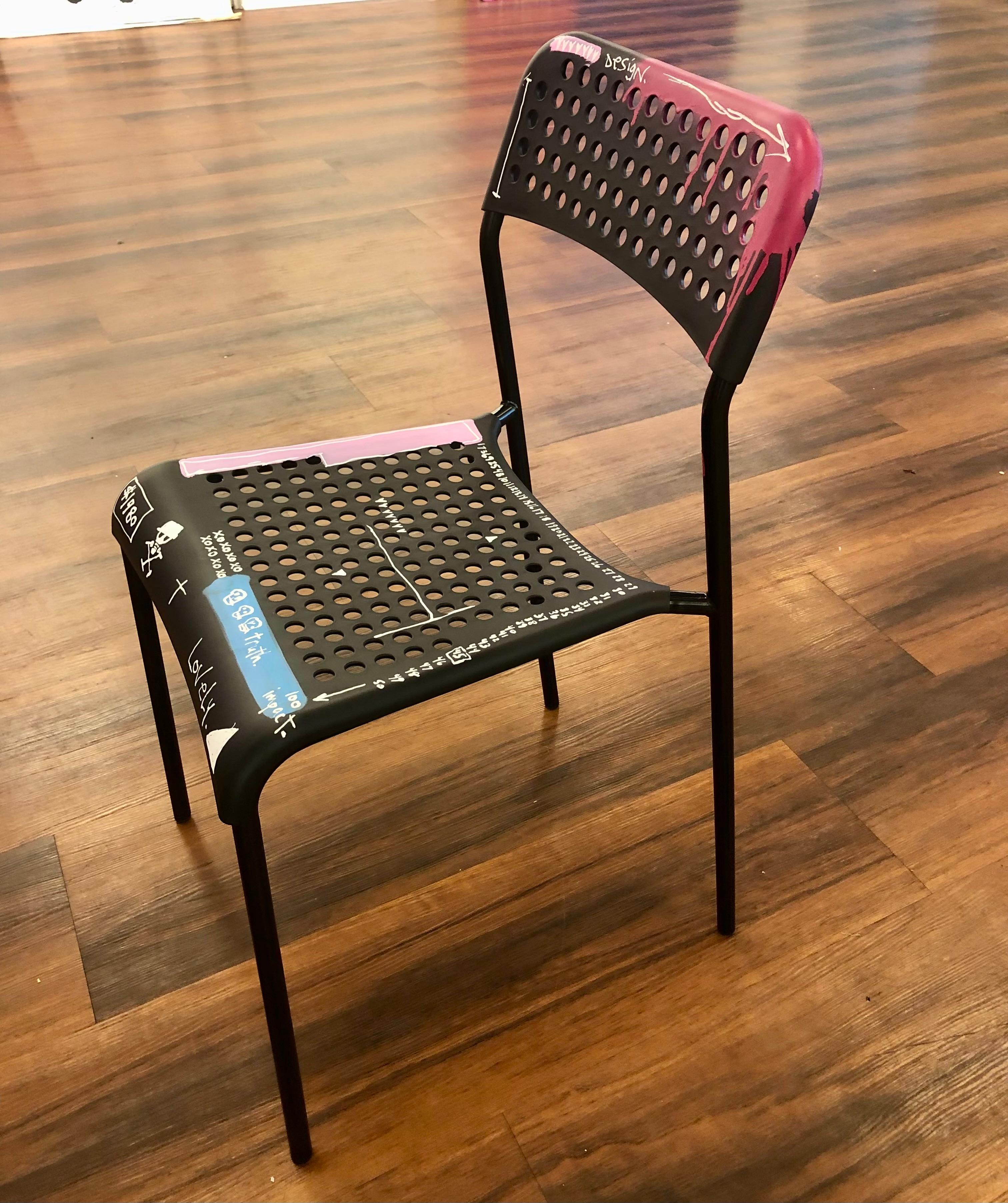Silla (III) Silla con etiqueta de Graffiti Pop Art de Adam Baranello Siglo XXI y contemporáneo en venta