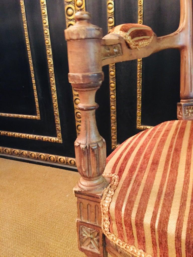  Chaise d'antiquités en bois de hêtre massif sculpté à la main de style Louis Seize en vente 1