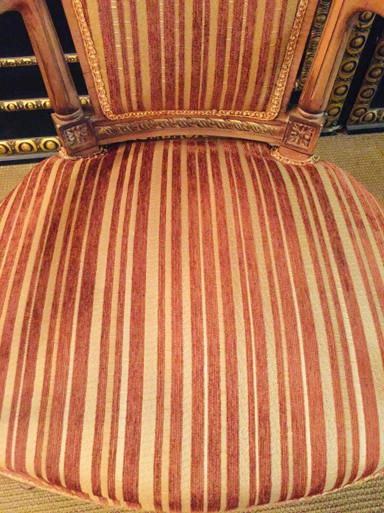  Stuhl aus massivem Buchenholz im antiken Louis-Seize-Stil, handgeschnitzt im Angebot 3