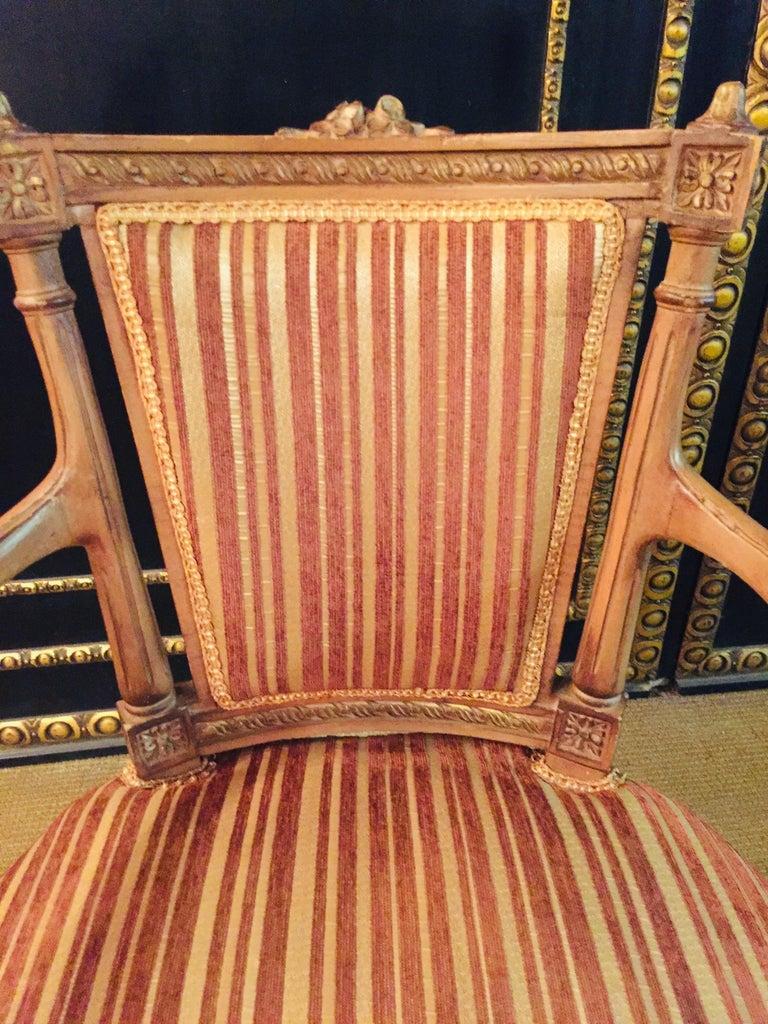  Chaise d'antiquités en bois de hêtre massif sculpté à la main de style Louis Seize en vente 4