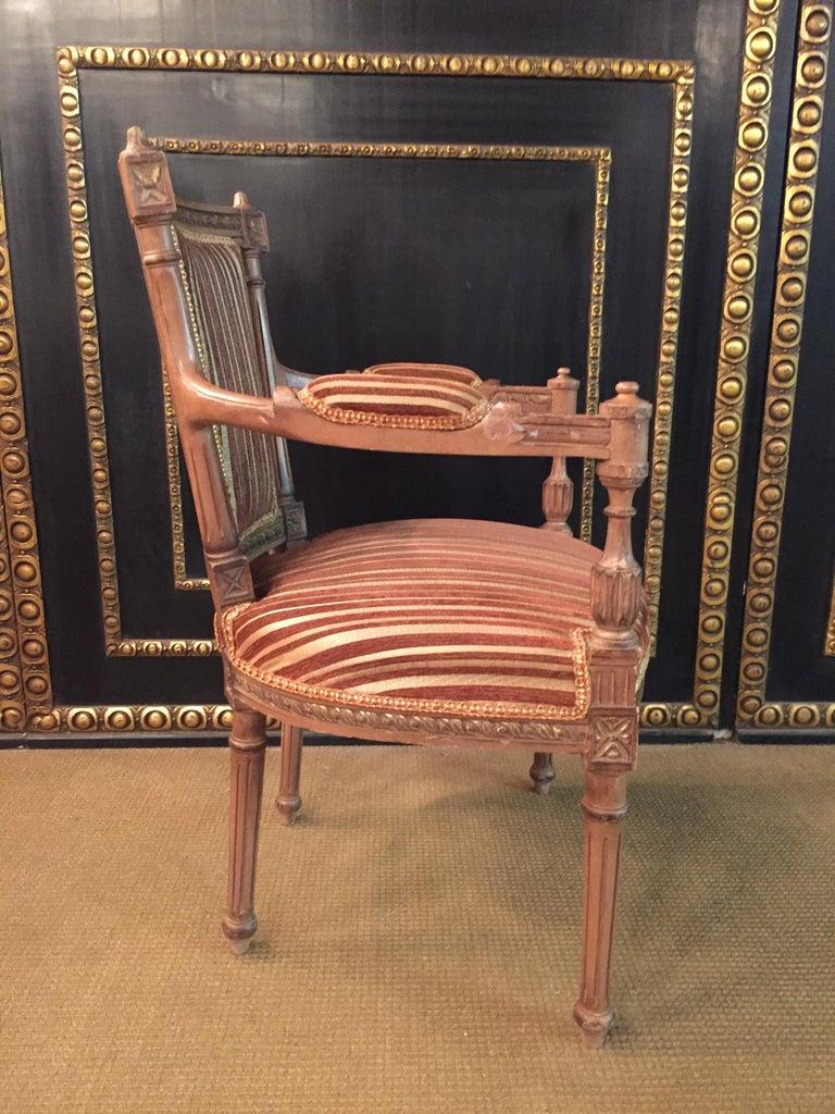  Stuhl aus massivem Buchenholz im antiken Louis-Seize-Stil, handgeschnitzt (Geschnitzt) im Angebot