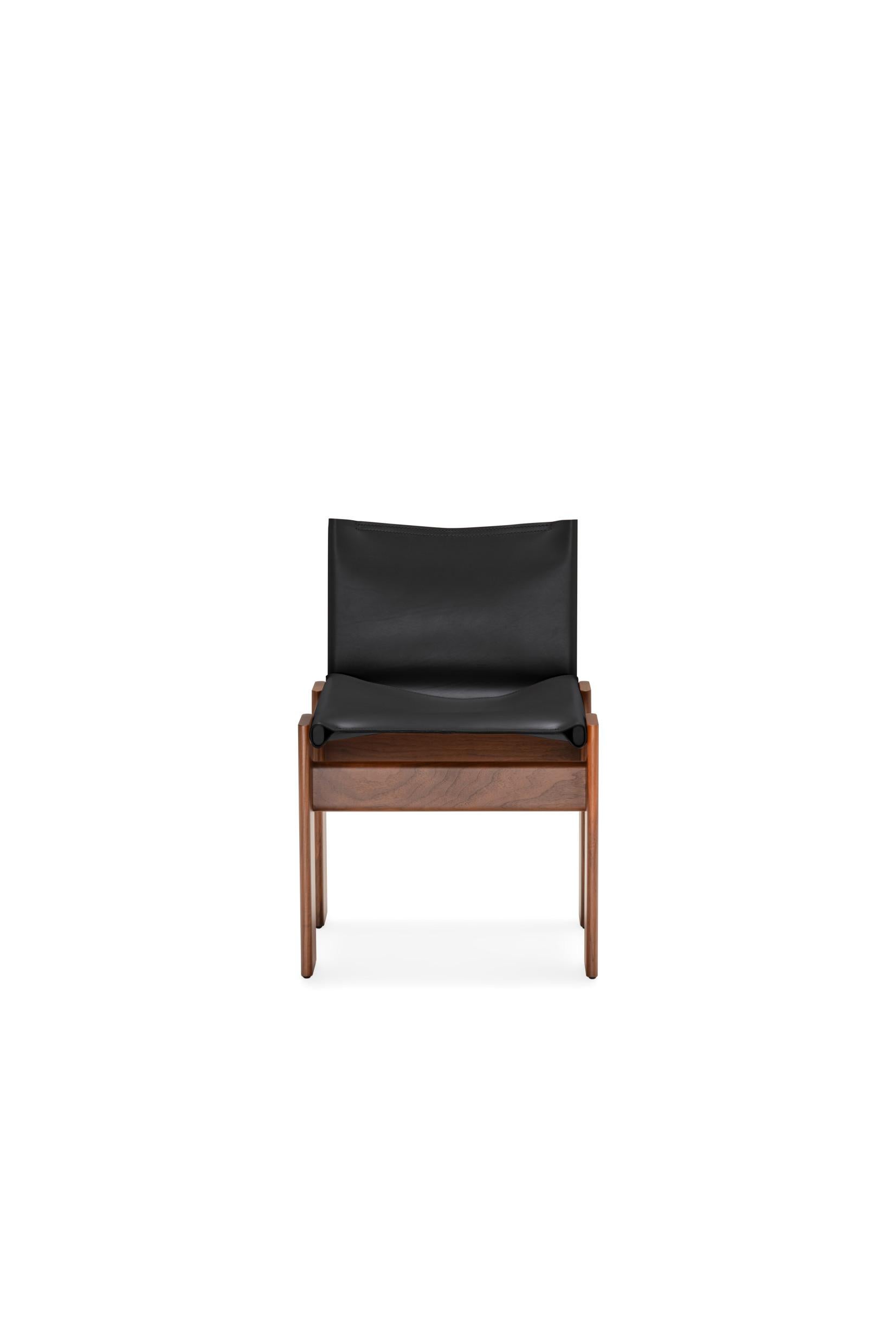 Italian Chair in black hide leather and solid walnut Molteni&C design Tobia Scarpa en vente
