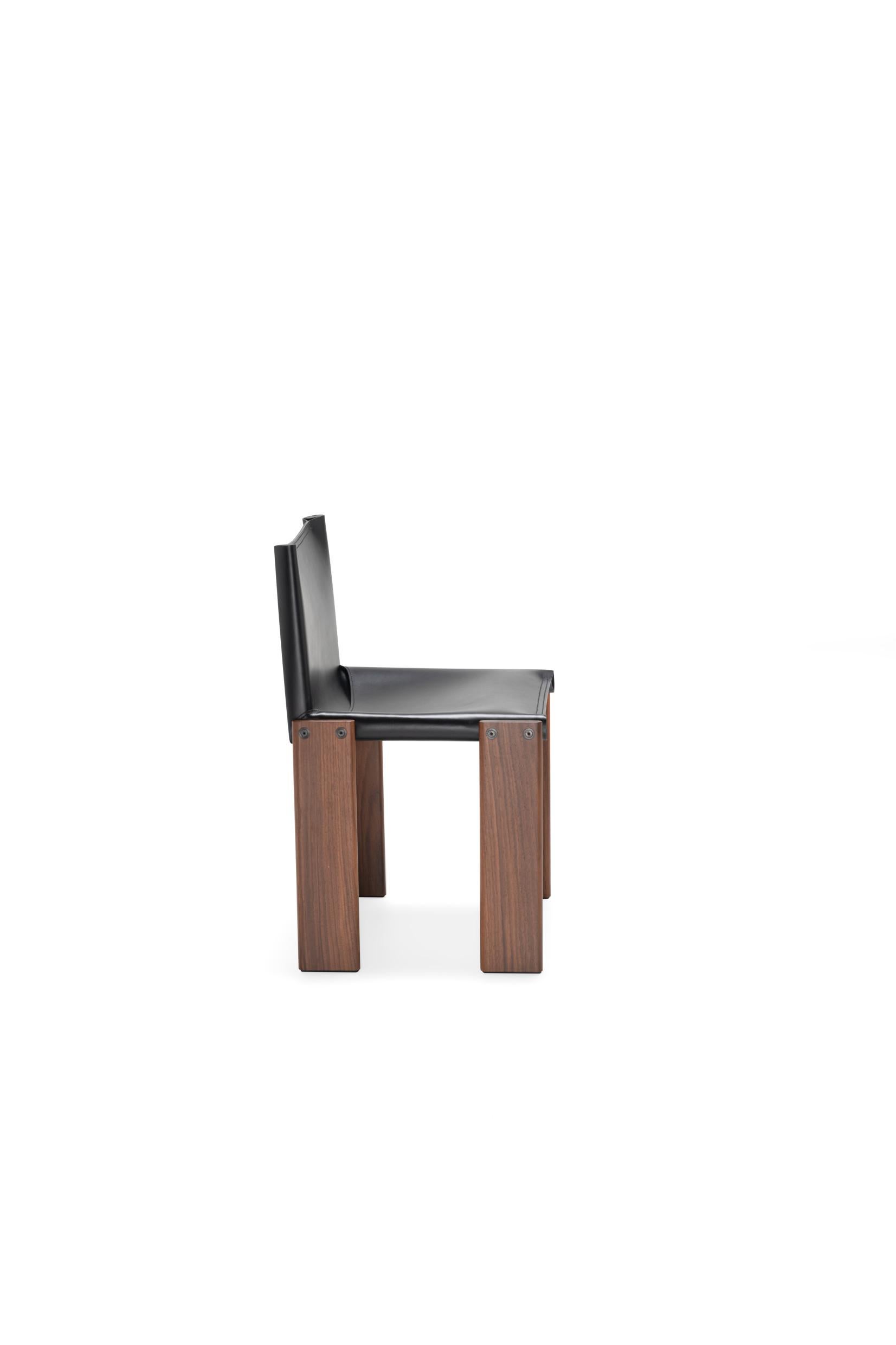 Chair in black hide leather and solid walnut Molteni&C design Tobia Scarpa Neuf - En vente à New York, NY