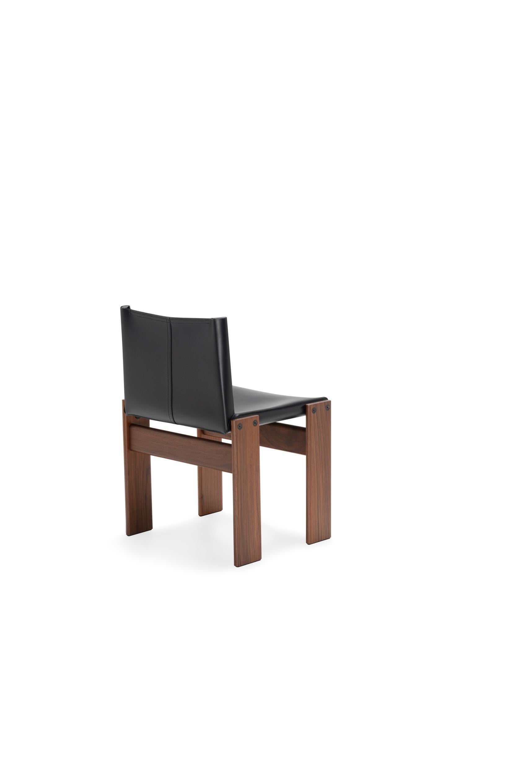 Contemporain Chair in black hide leather and solid walnut Molteni&C design Tobia Scarpa en vente