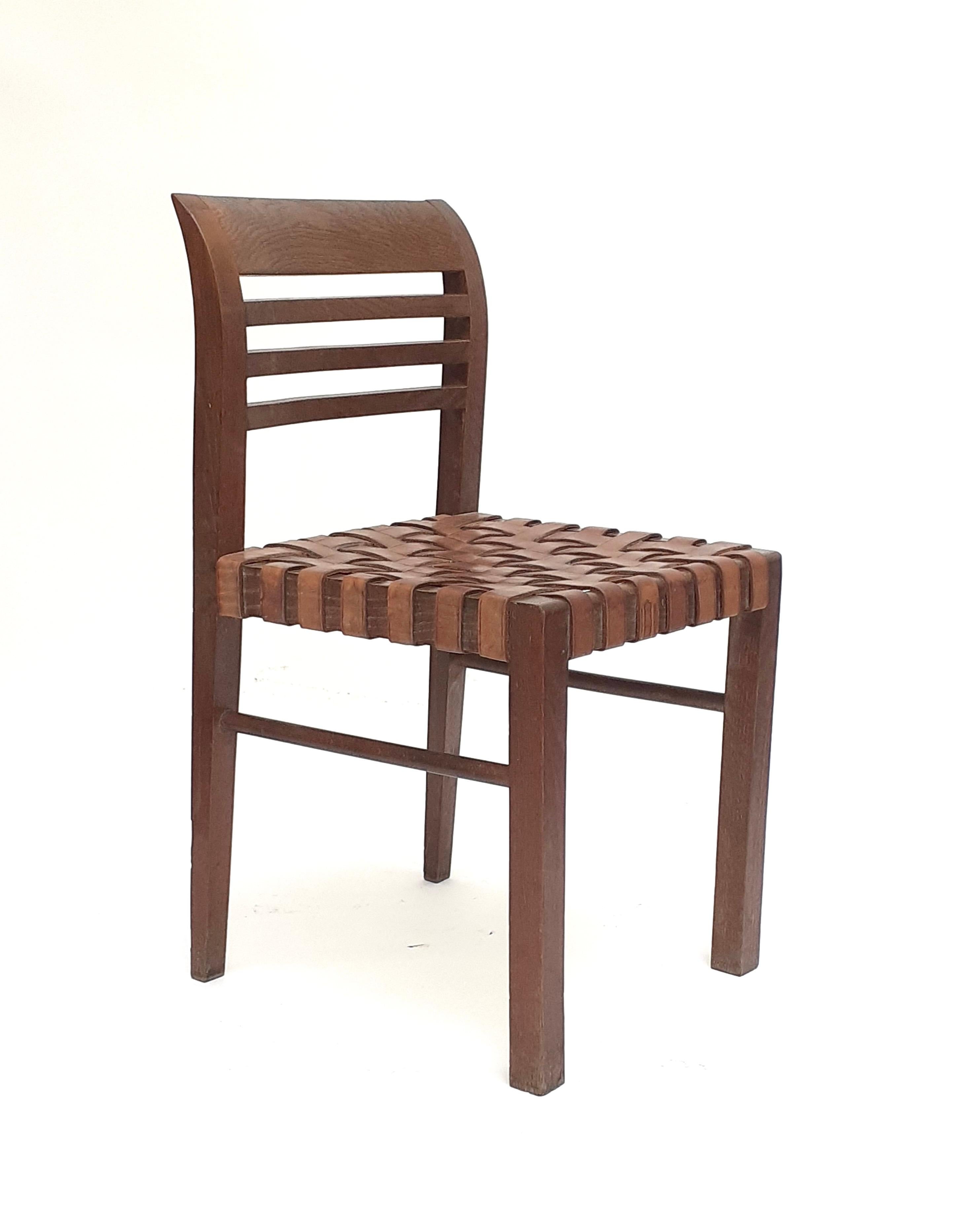 Chair in oak and leather by René Gabriel, Norma, 1936

Oak chair with an upside down backrest and three bars following the shape of the back, the seat upholstered. Four legs, the front ones straight and the back ones sheathed, joined by a circular