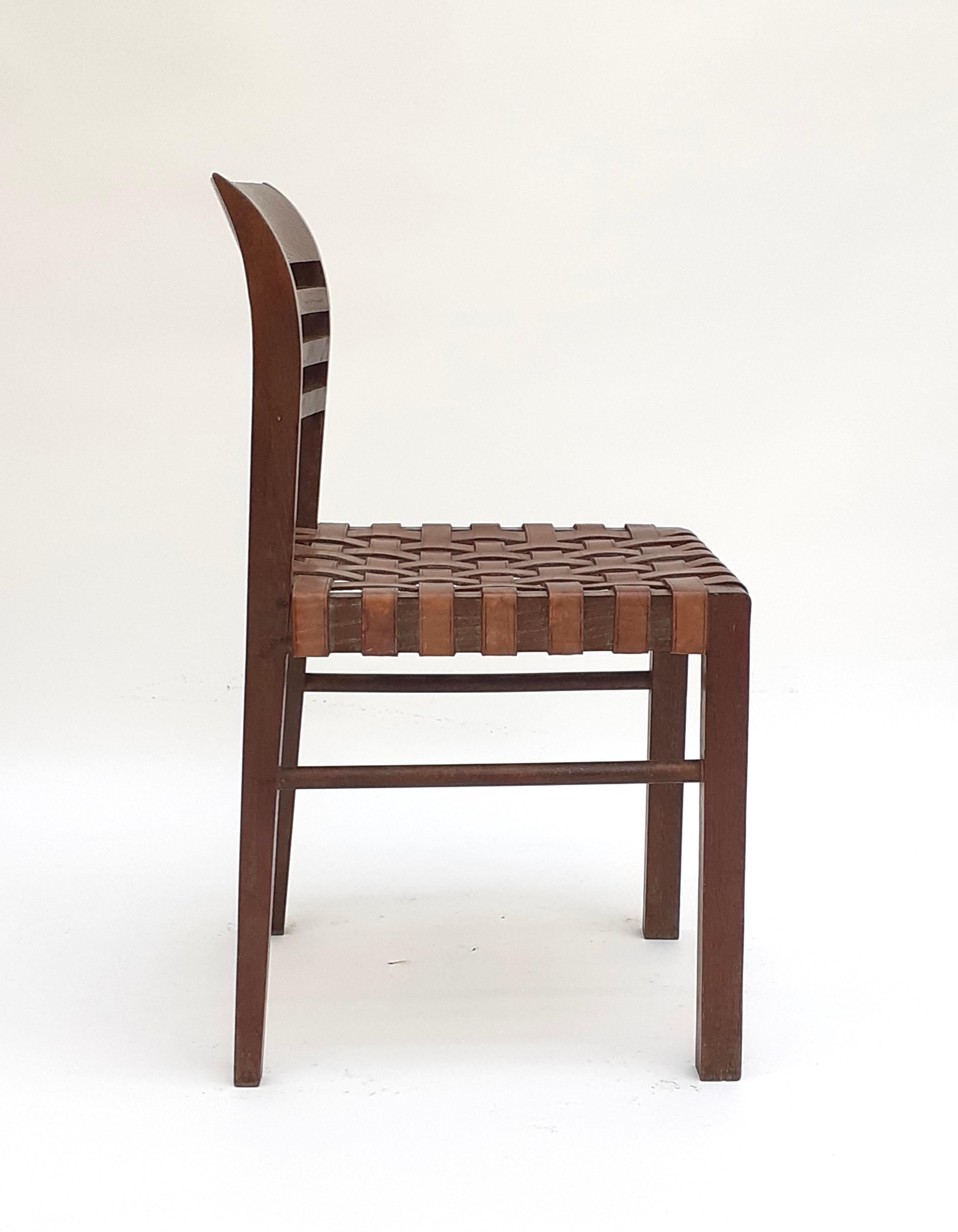 Français Chaise en chêne et cuir de René Gabriel, Norma, 1936 en vente