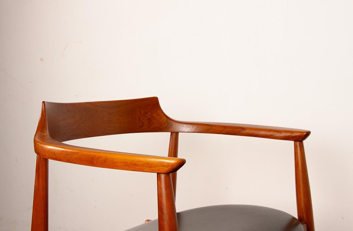 Chaise en orme massif et en skaï, première édition, modèle ST 750 Arne Wahl Iversen 1959. en vente 3