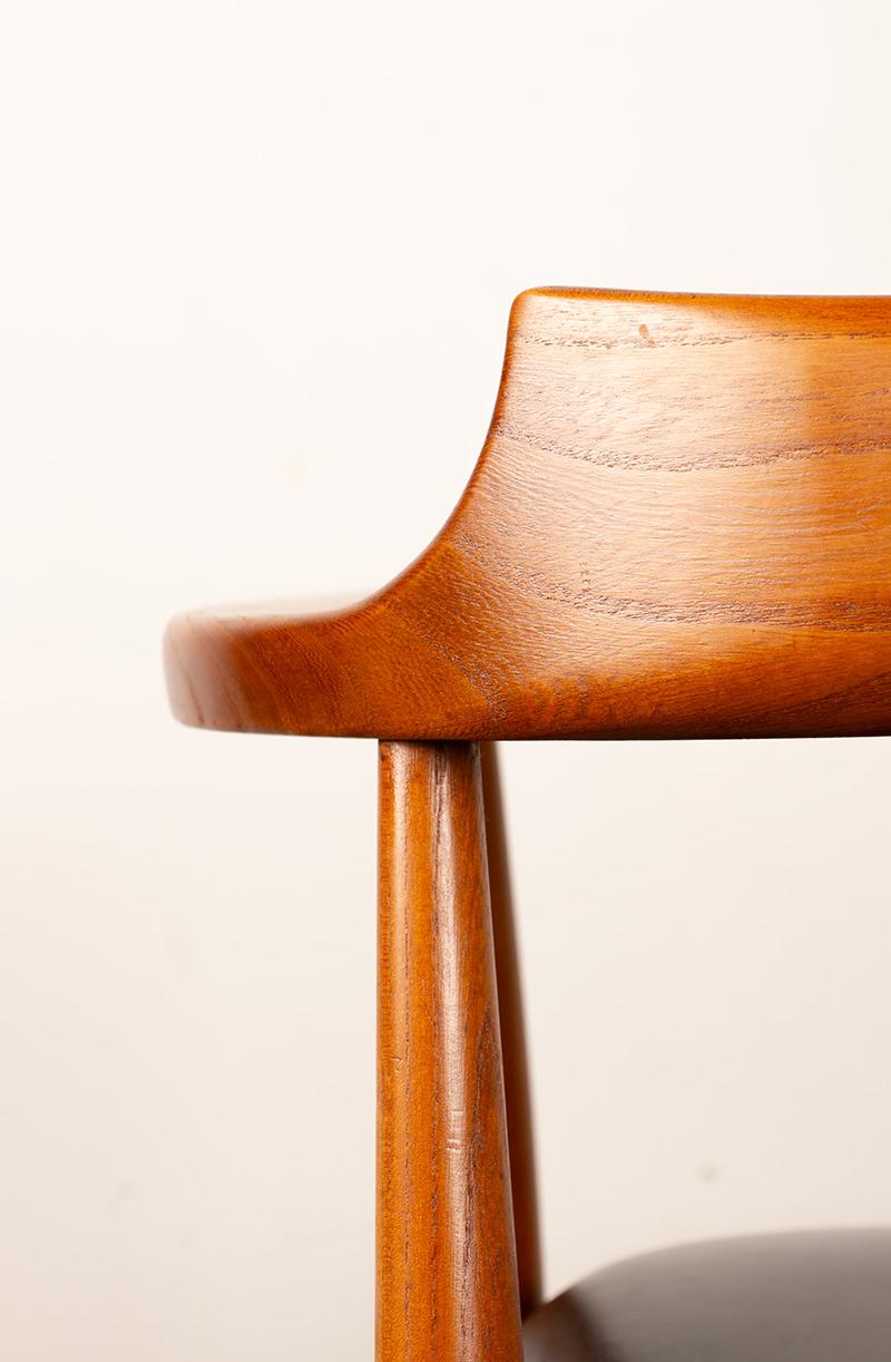 Chaise en orme massif et en skaï, première édition, modèle ST 750 Arne Wahl Iversen 1959. en vente 7