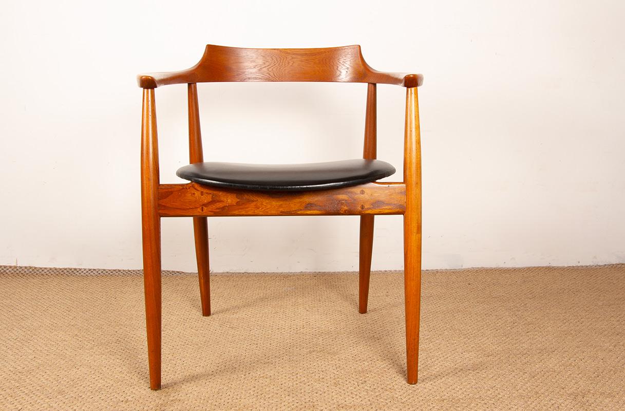Très élégante chaise de bureau scandinave - Il s'agit d'une première édition du début des années 1960. Avec son design élégant et incurvé, créé par Arne Wahl Iversen en 1959, une époque où le Danemark entrait dans une nouvelle ère, Iversen s'est