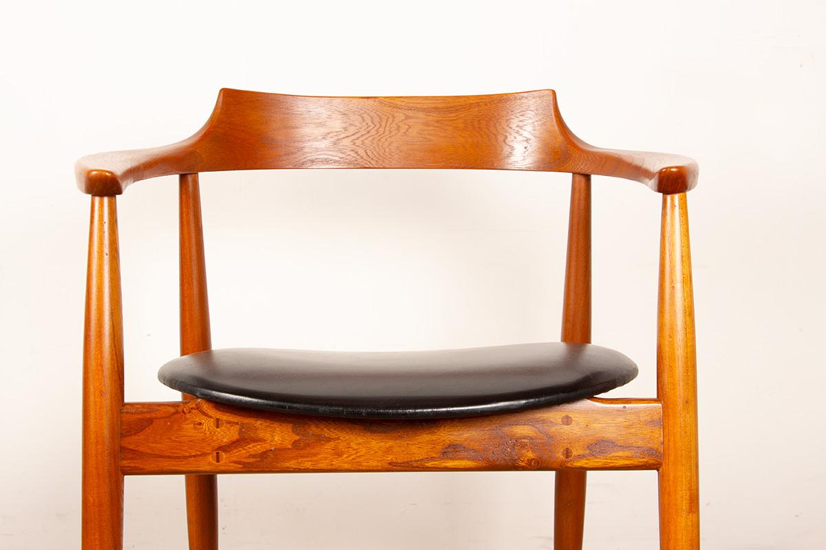 Scandinave moderne Chaise en orme massif et en skaï, première édition, modèle ST 750 Arne Wahl Iversen 1959. en vente