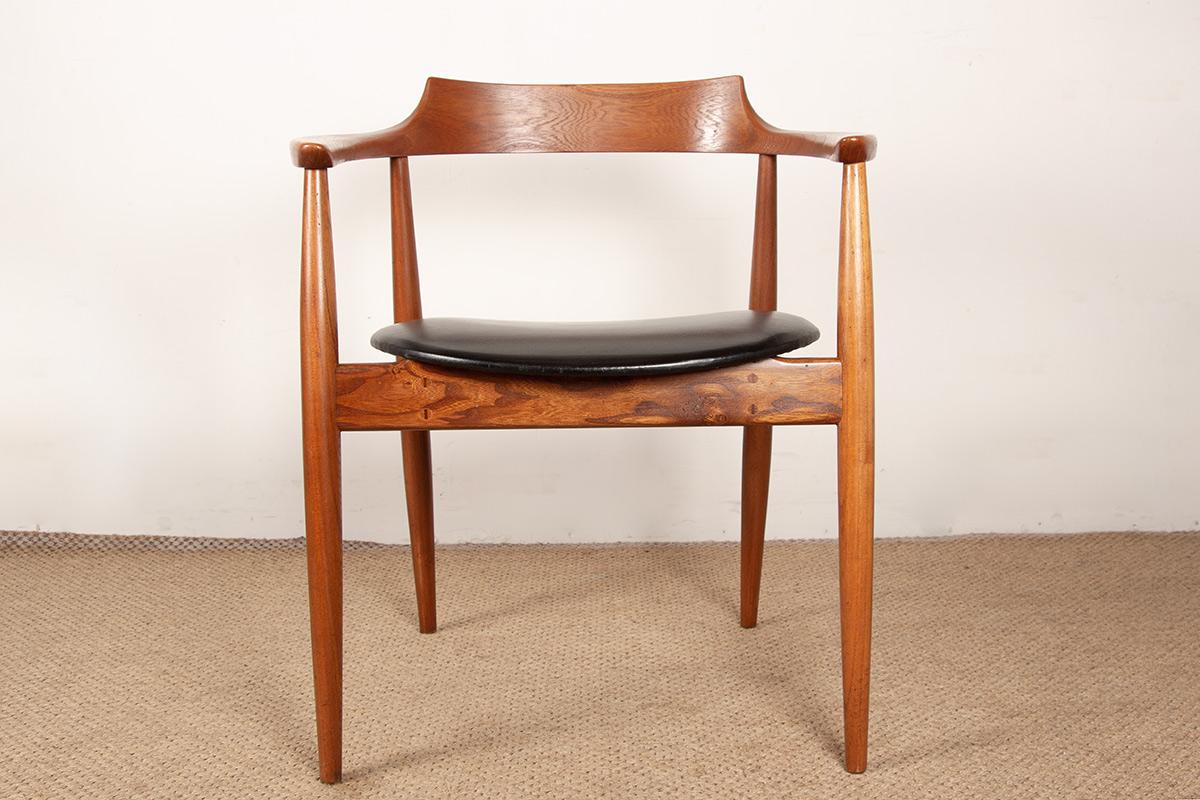 Milieu du XXe siècle Chaise en orme massif et en skaï, première édition, modèle ST 750 Arne Wahl Iversen 1959. en vente